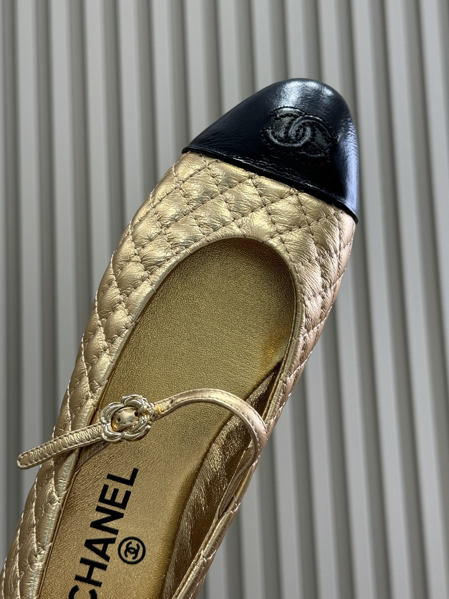 顶级版本
chanel 25a new arrival～
小香25早秋手工坊系列，小羊皮菱格纹玛丽珍鞋，