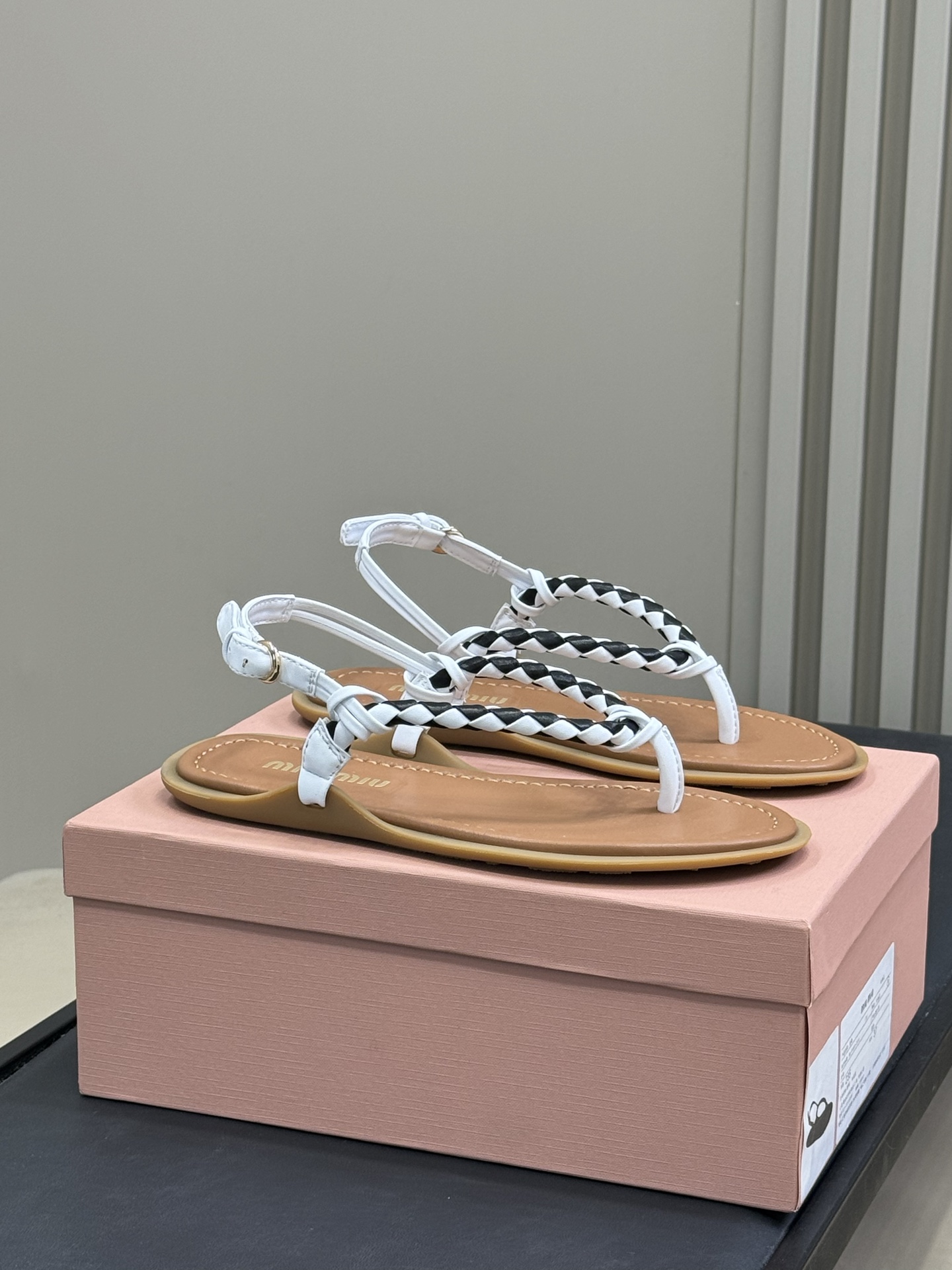 NO:447574,miu fw25 new arrival~ Miu home 25 early autumn sandals new product diamond woven upper, very tuned, glued sole, sheepskin midsole, it looks good to wear!  size 35-41 p, split-toe shoes, miumiu, sandals, sheepskin19860909miu fw25 new arrival～ miu家25早秋凉鞋新品 菱格编织鞋面,很有调调哦 胶质大底,羊皮中底,好穿好看呀！ size 35-41 p,分趾鞋,miumiu,sandals,sheepskin,Women's Shoes