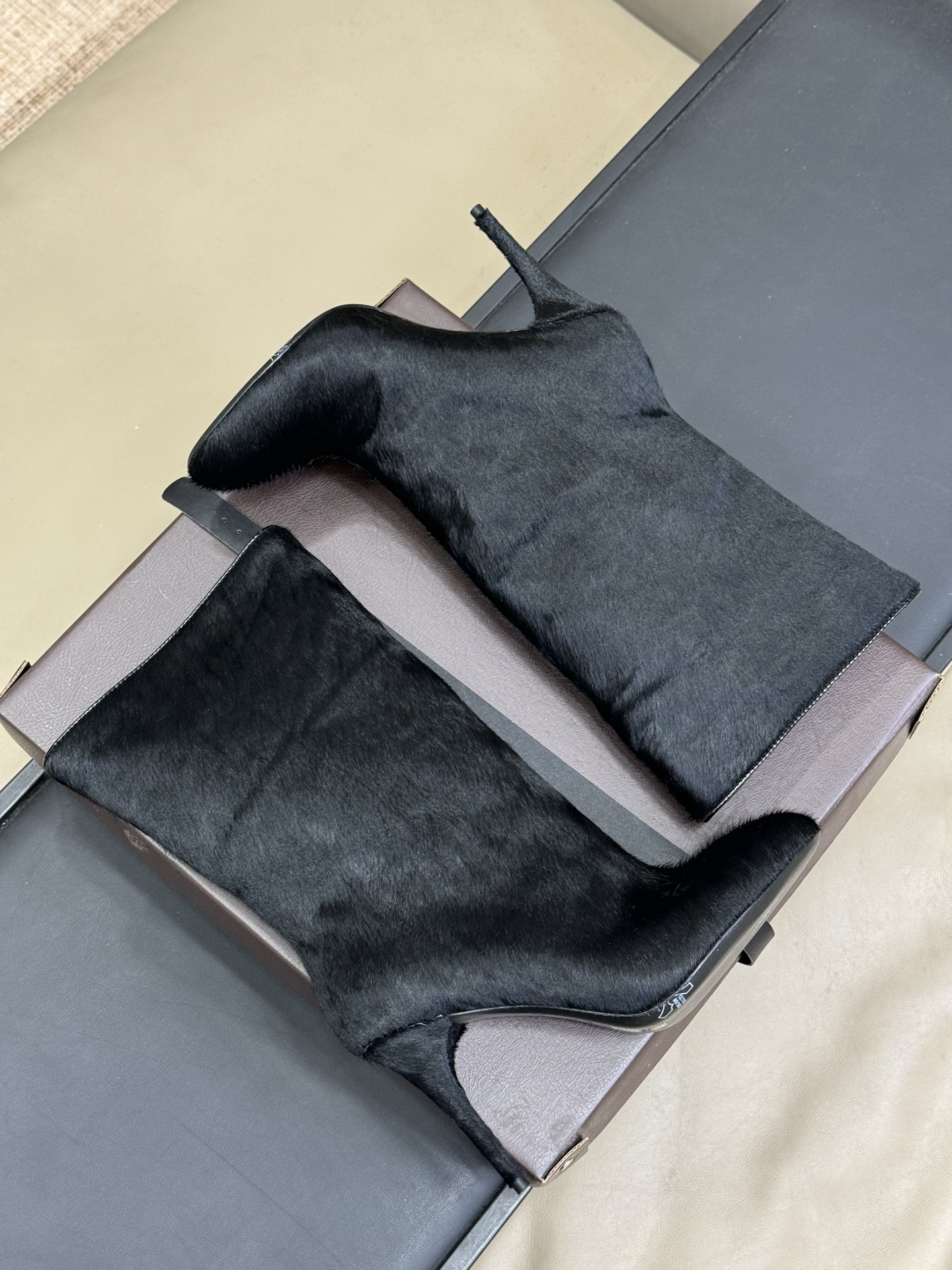 
ALAIA｜易梦玲同款高跟短靴
该款黑色小牛皮高跟短靴，正面点缀装饰蝴蝶结，搭配90毫米鞋跟与22厘米