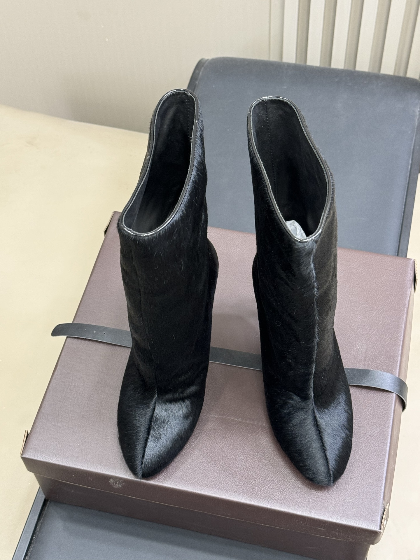 
ALAIA｜易梦玲同款高跟短靴
该款黑色小牛皮高跟短靴，正面点缀装饰蝴蝶结，搭配90毫米鞋跟与22厘米