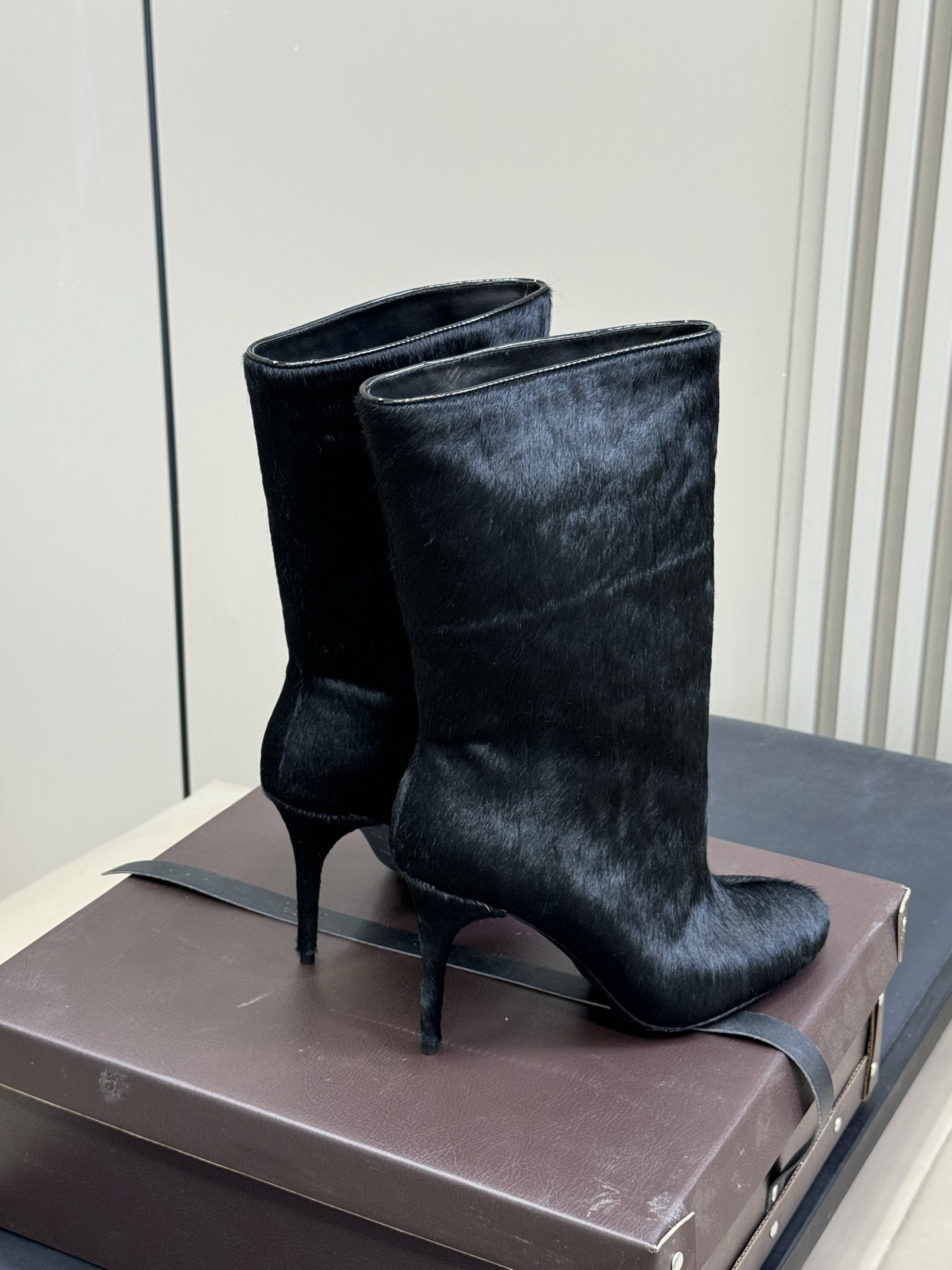 
ALAIA｜易梦玲同款高跟短靴
该款黑色小牛皮高跟短靴，正面点缀装饰蝴蝶结，搭配90毫米鞋跟与22厘米
