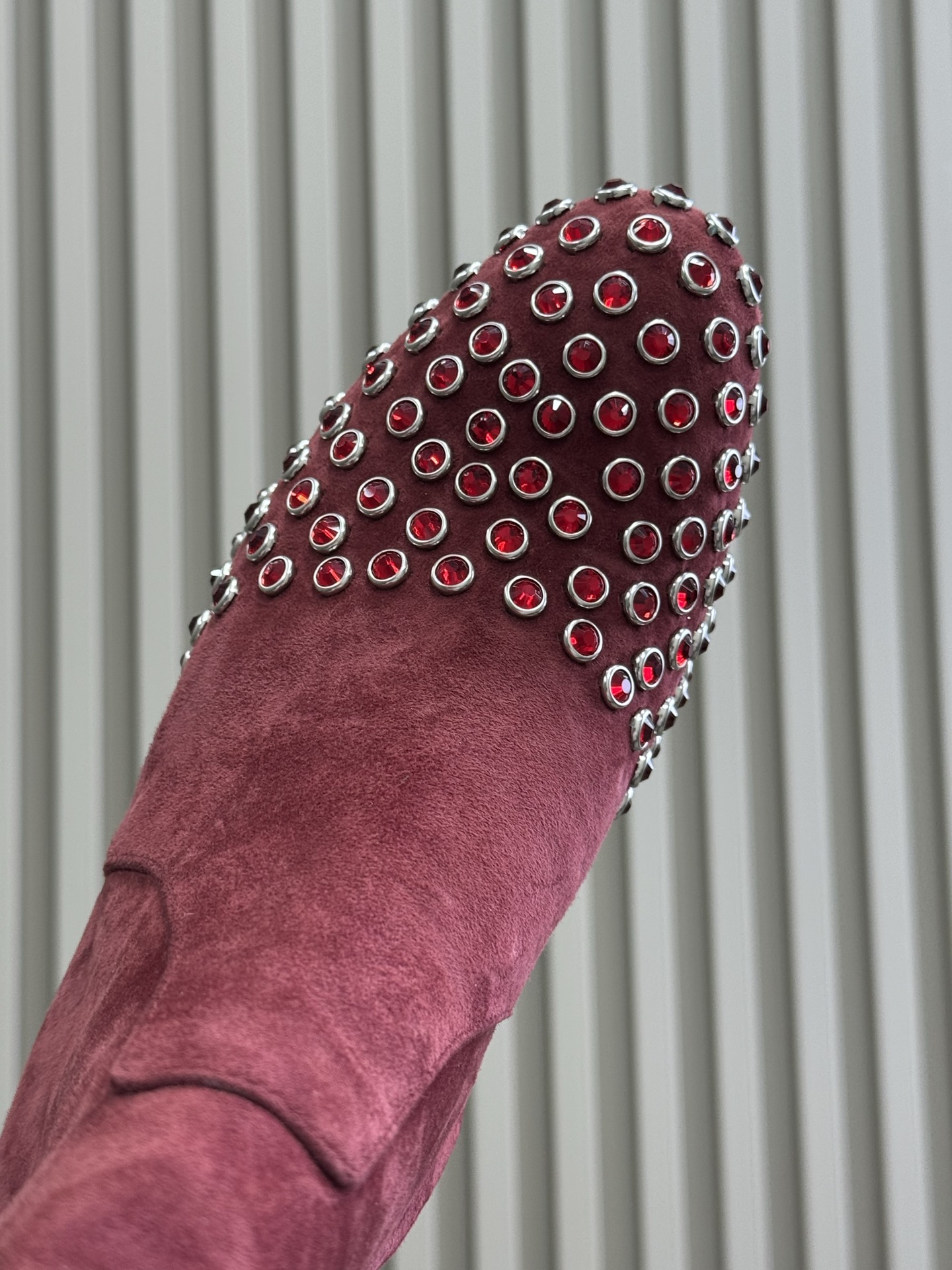 
alaia 水晶踝靴新品
25秋冬 做个blingbling的女孩纸啊
这也太闪耀🪩啦，而且粗跟也很稳