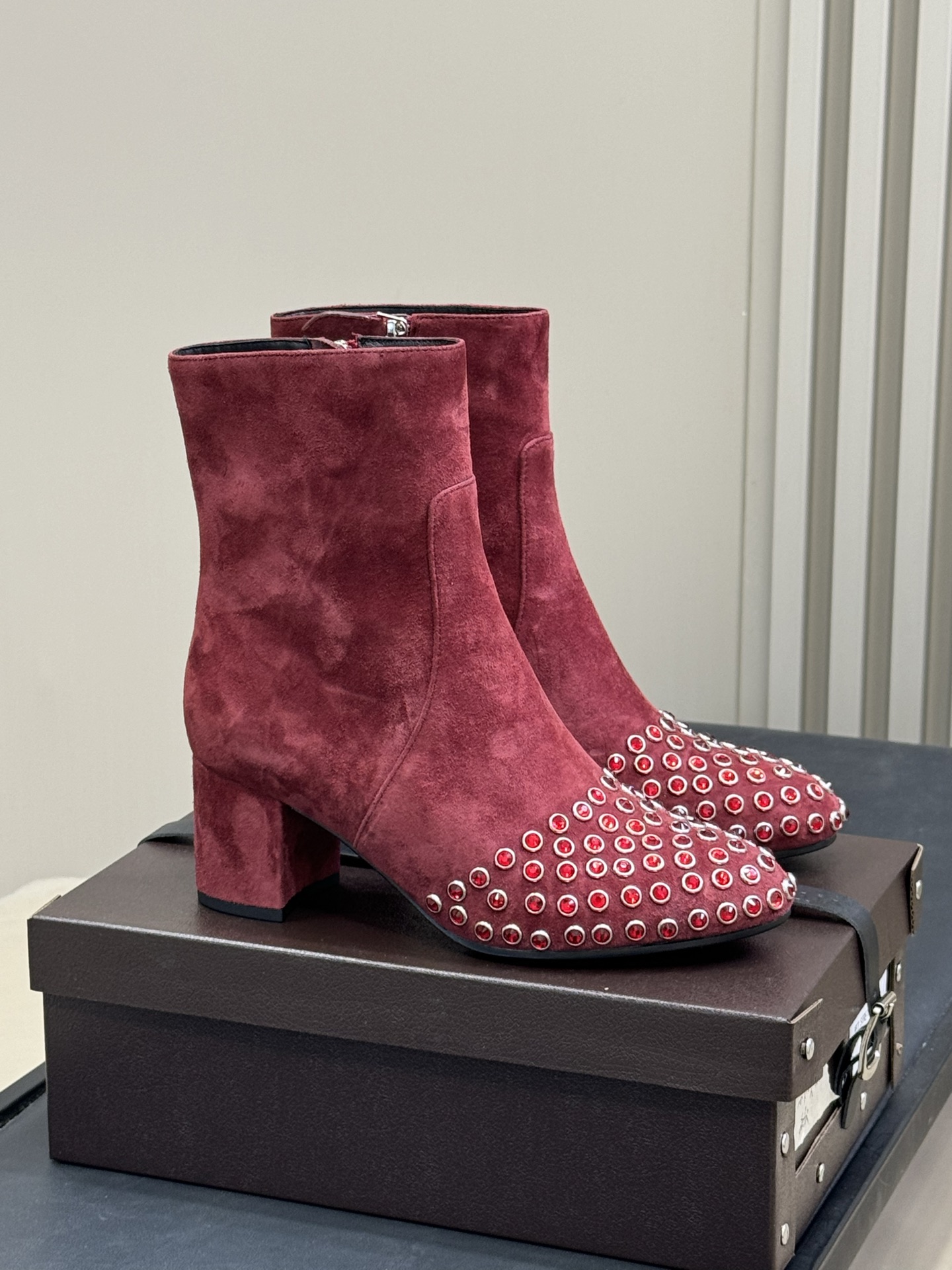 
alaia 水晶踝靴新品
25秋冬 做个blingbling的女孩纸啊
这也太闪耀🪩啦，而且粗跟也很稳