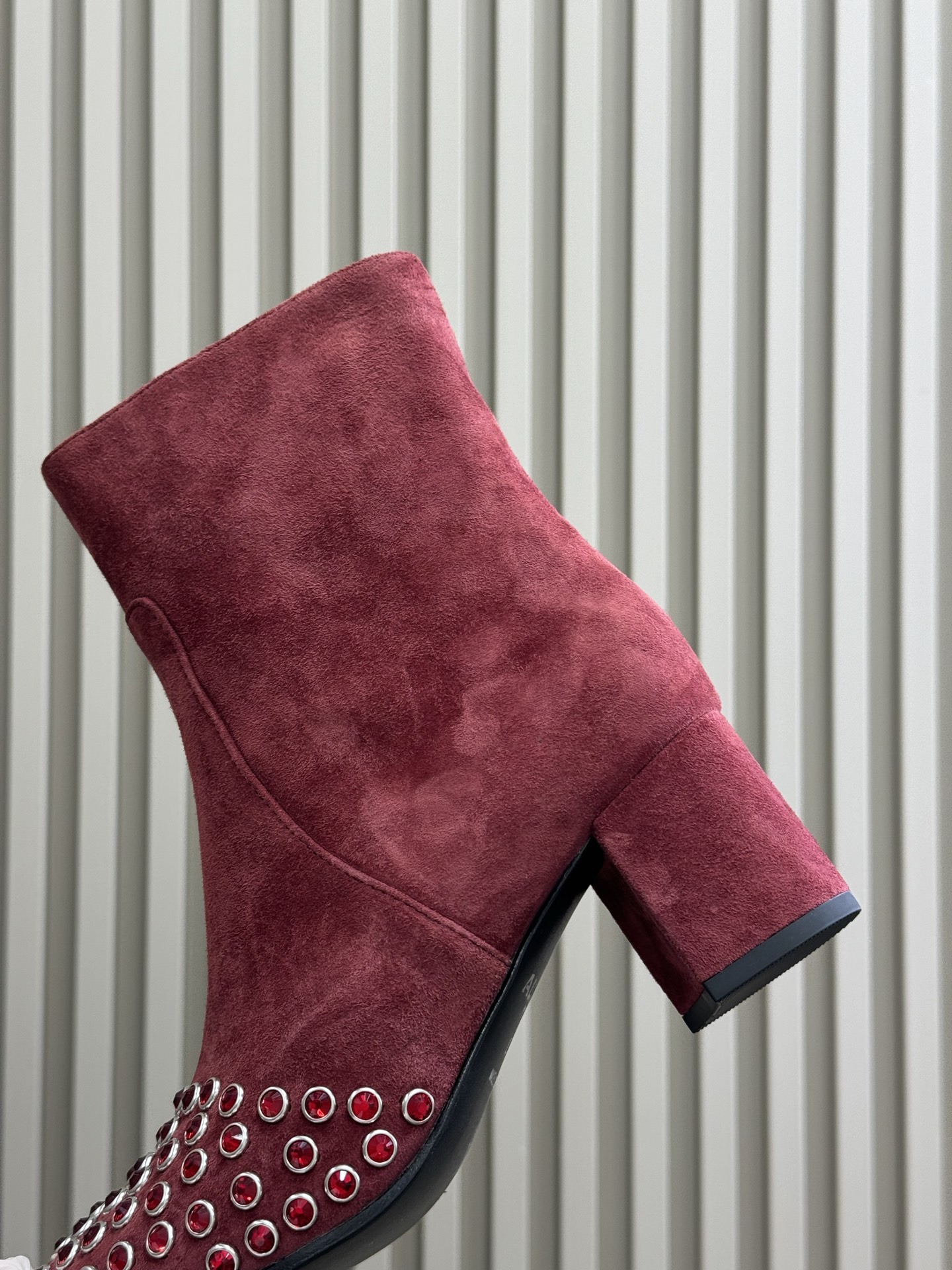 
alaia 水晶踝靴新品
25秋冬 做个blingbling的女孩纸啊
这也太闪耀🪩啦，而且粗跟也很稳