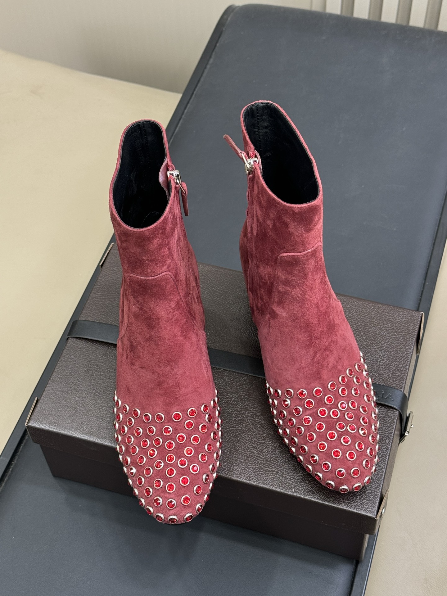 
alaia 水晶踝靴新品
25秋冬 做个blingbling的女孩纸啊
这也太闪耀🪩啦，而且粗跟也很稳