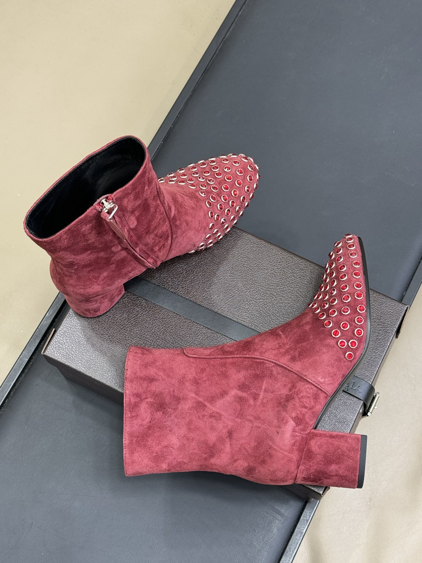 
alaia 水晶踝靴新品
25秋冬 做个blingbling的女孩纸啊
这也太闪耀🪩啦，而且粗跟也很稳