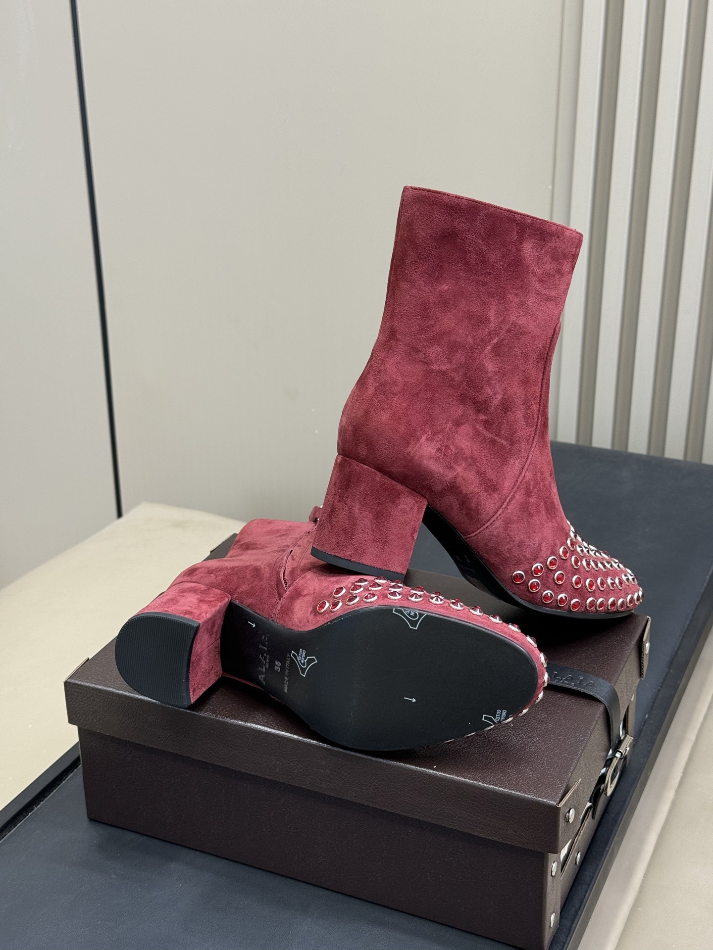 
alaia 水晶踝靴新品
25秋冬 做个blingbling的女孩纸啊
这也太闪耀🪩啦，而且粗跟也很稳