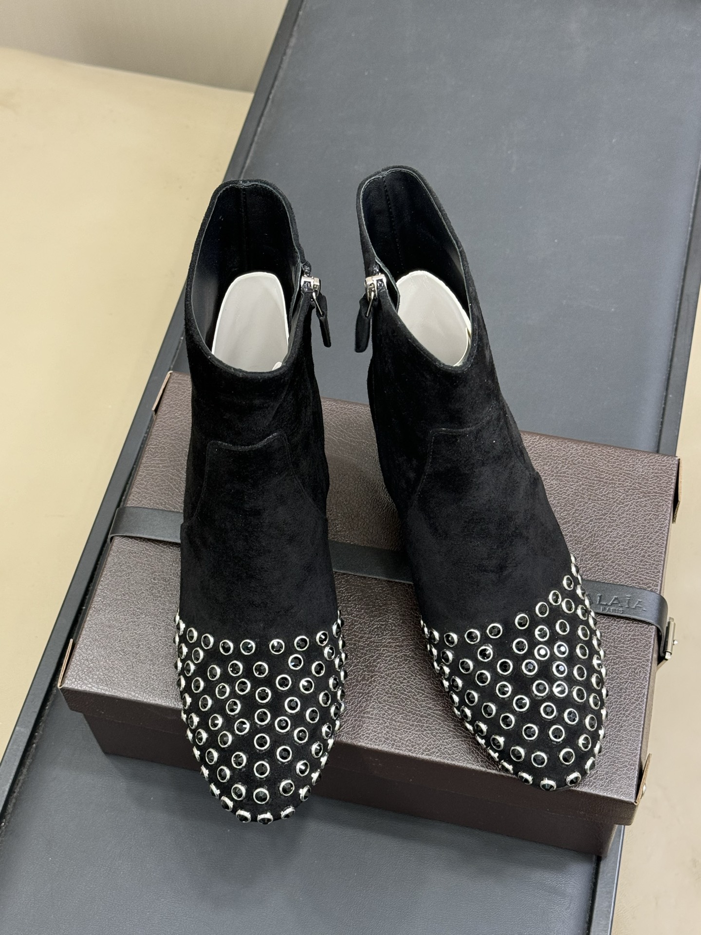 
alaia 水晶踝靴新品
25秋冬 做个blingbling的女孩纸啊
这也太闪耀🪩啦，而且粗跟也很稳