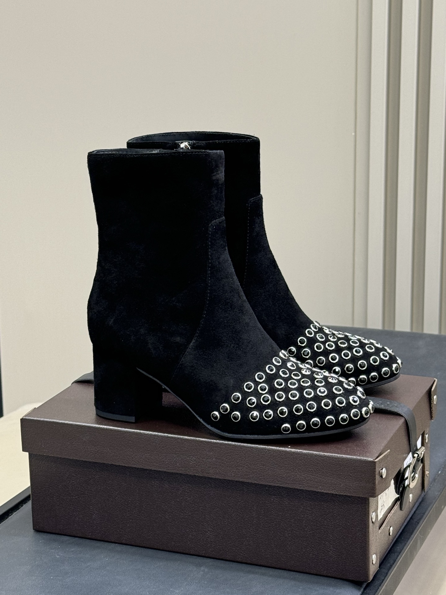 
alaia 水晶踝靴新品
25秋冬 做个blingbling的女孩纸啊
这也太闪耀🪩啦，而且粗跟也很稳