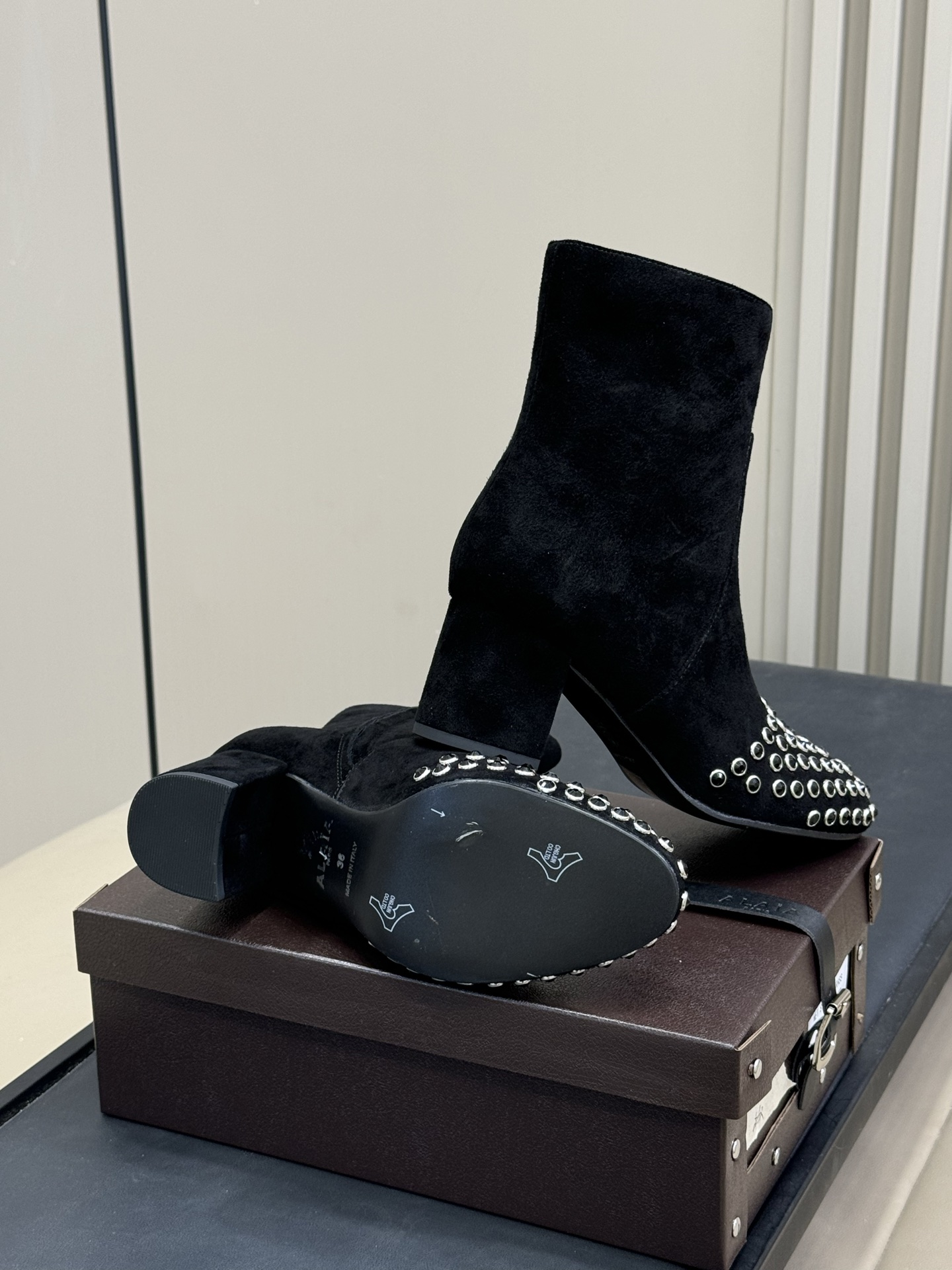 
alaia 水晶踝靴新品
25秋冬 做个blingbling的女孩纸啊
这也太闪耀🪩啦，而且粗跟也很稳