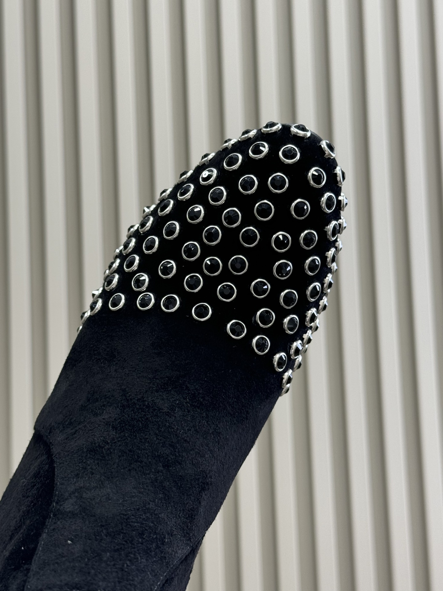 
alaia 水晶踝靴新品
25秋冬 做个blingbling的女孩纸啊
这也太闪耀🪩啦，而且粗跟也很稳