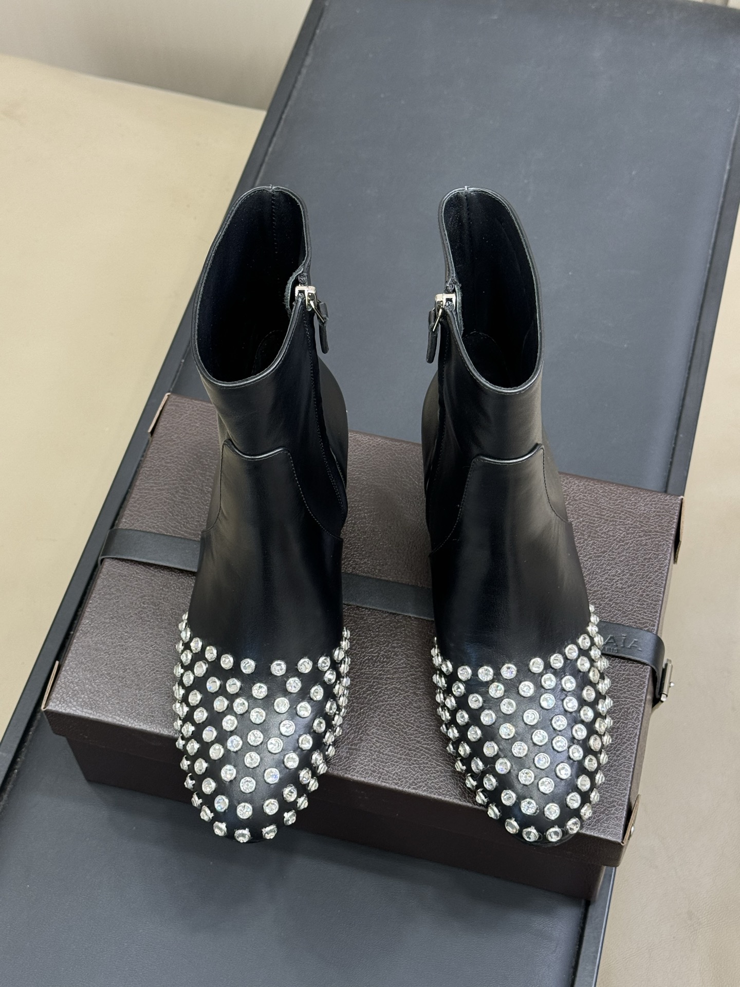 
alaia 水晶踝靴新品
25秋冬 做个blingbling的女孩纸啊
这也太闪耀🪩啦，而且粗跟也很稳