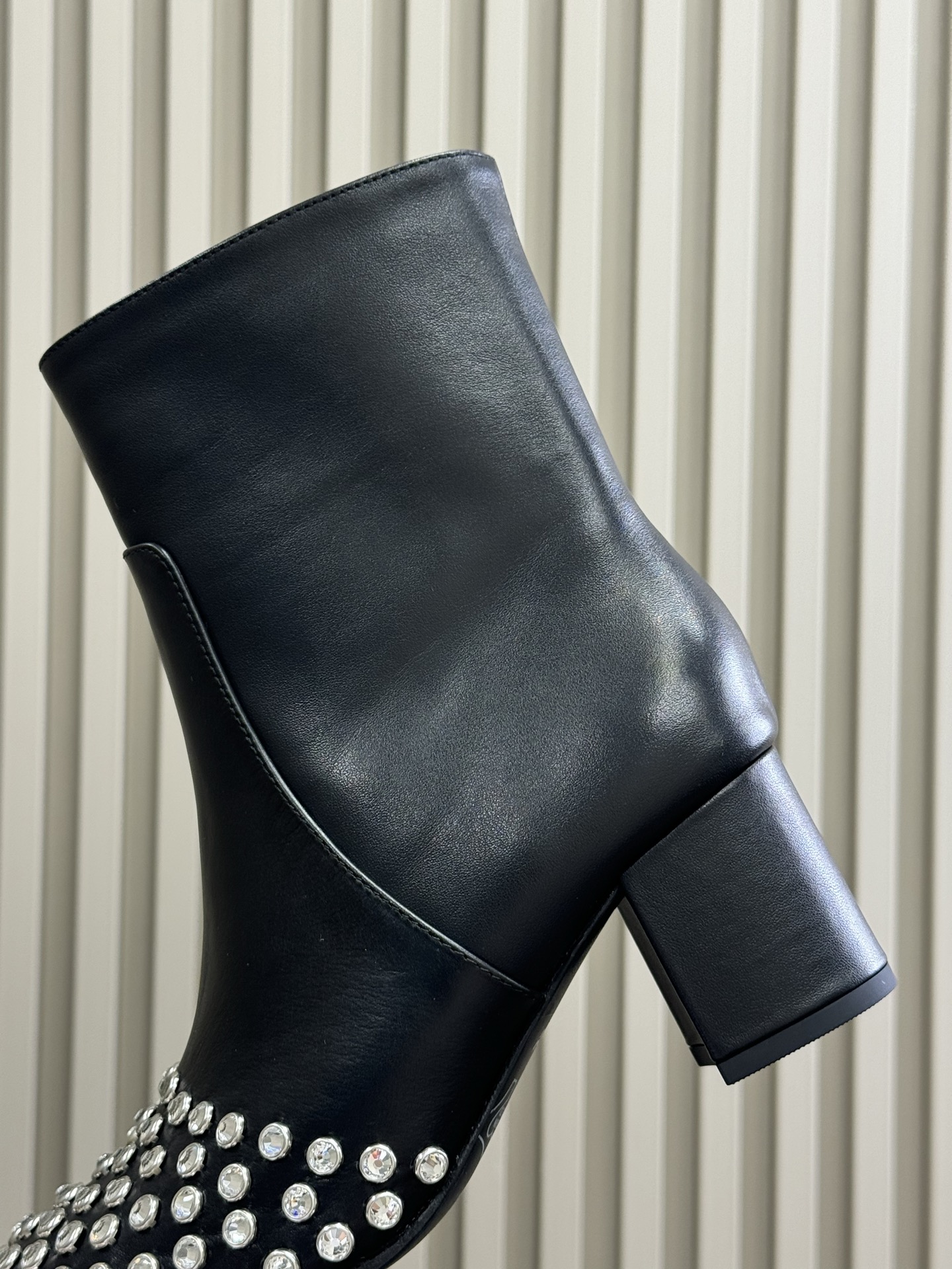 
alaia 水晶踝靴新品
25秋冬 做个blingbling的女孩纸啊
这也太闪耀🪩啦，而且粗跟也很稳
