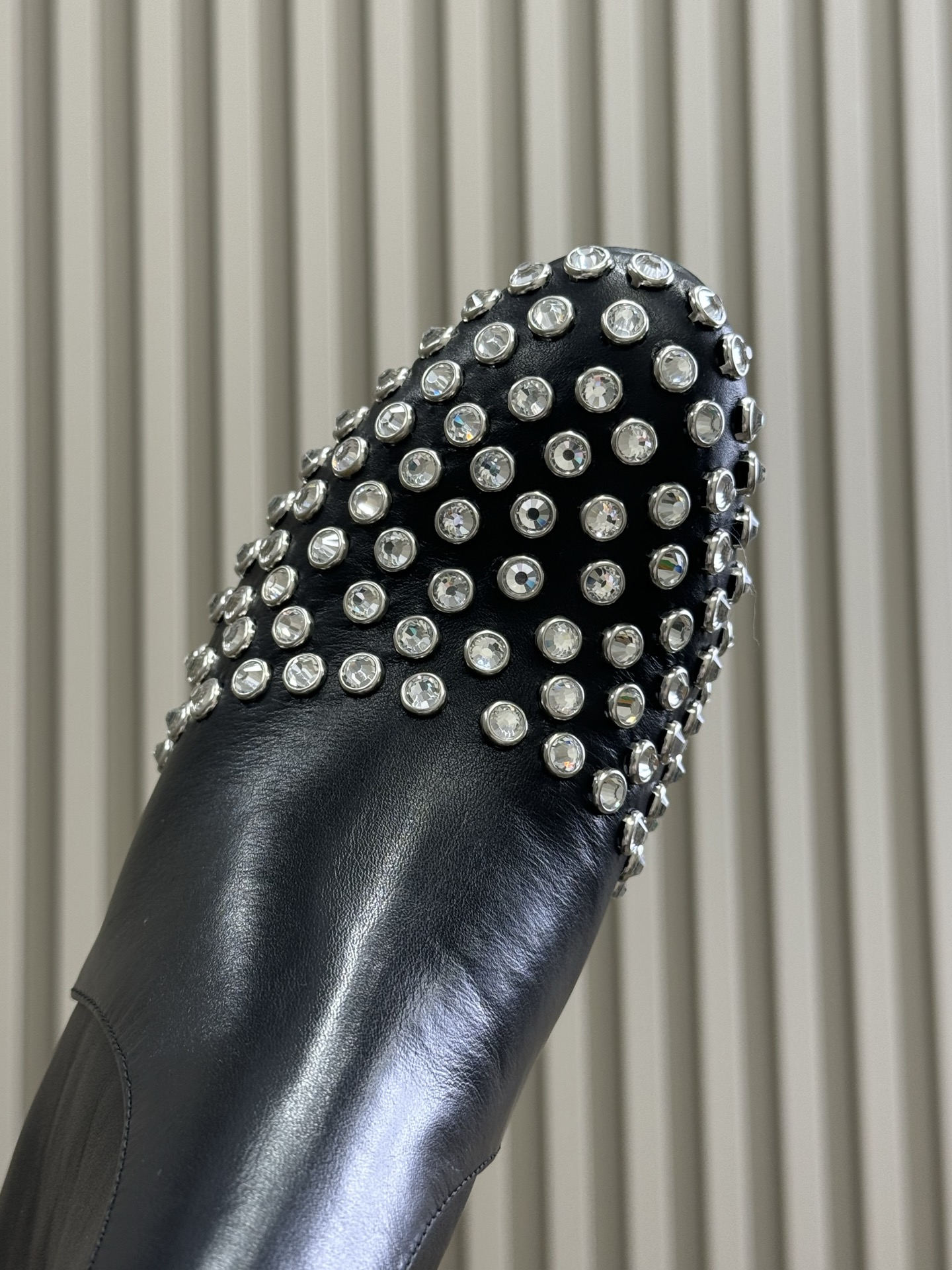 
alaia 水晶踝靴新品
25秋冬 做个blingbling的女孩纸啊
这也太闪耀🪩啦，而且粗跟也很稳