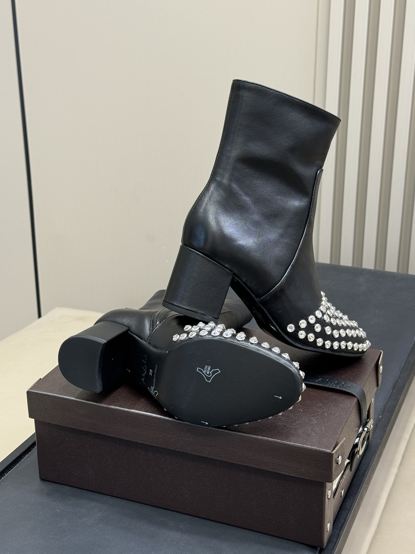
alaia 水晶踝靴新品
25秋冬 做个blingbling的女孩纸啊
这也太闪耀🪩啦，而且粗跟也很稳