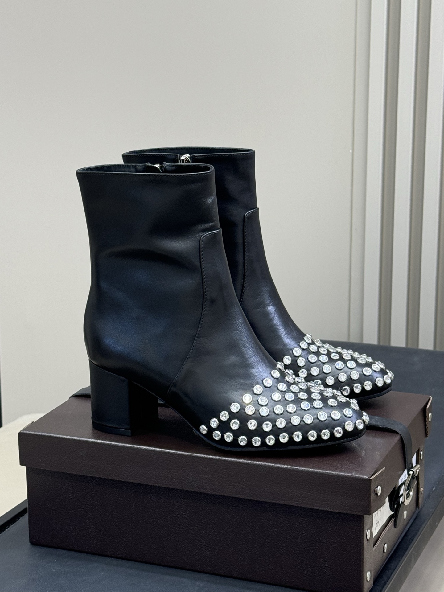 
alaia 水晶踝靴新品
25秋冬 做个blingbling的女孩纸啊
这也太闪耀🪩啦，而且粗跟也很稳