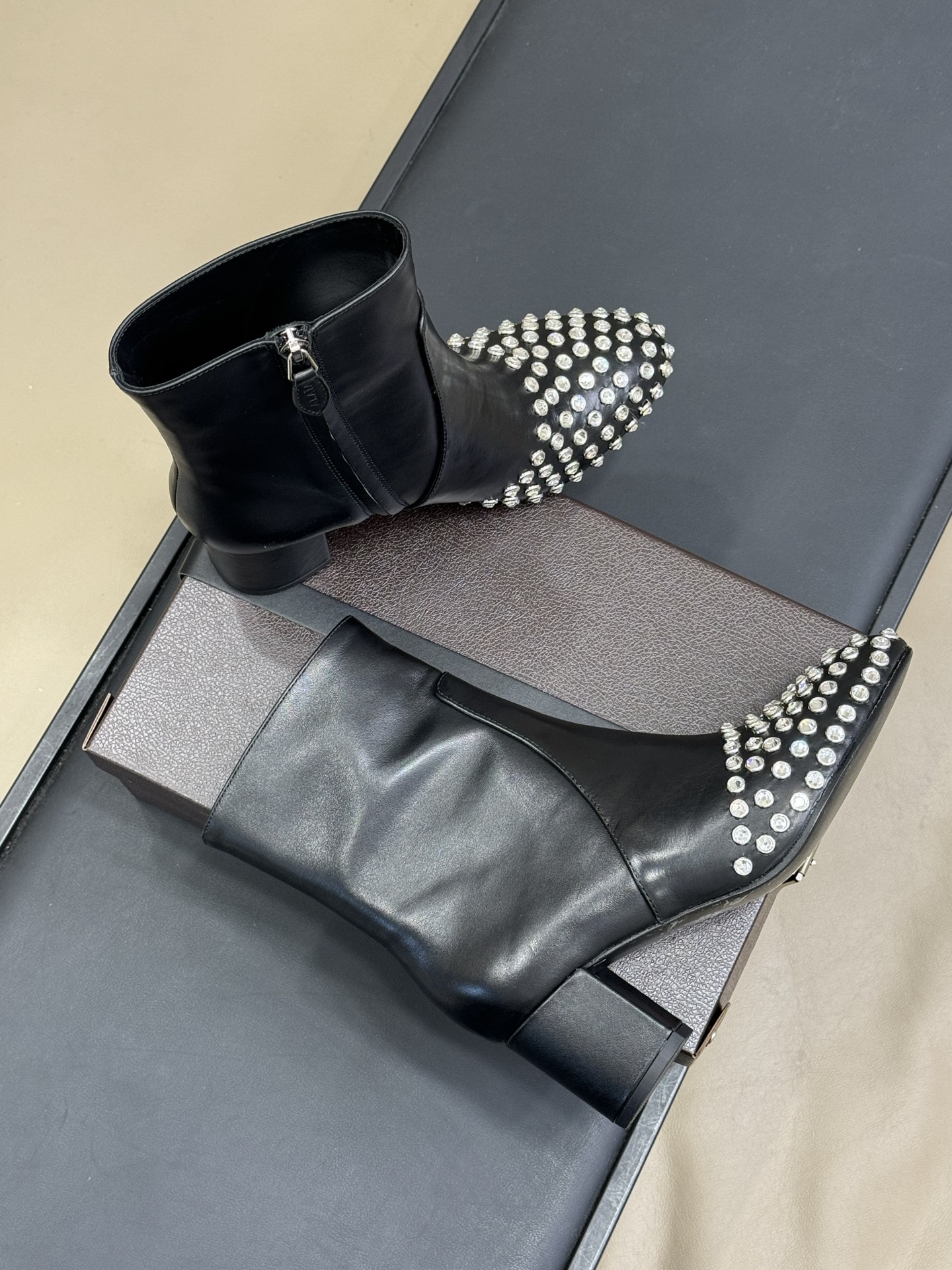 
alaia 水晶踝靴新品
25秋冬 做个blingbling的女孩纸啊
这也太闪耀🪩啦，而且粗跟也很稳