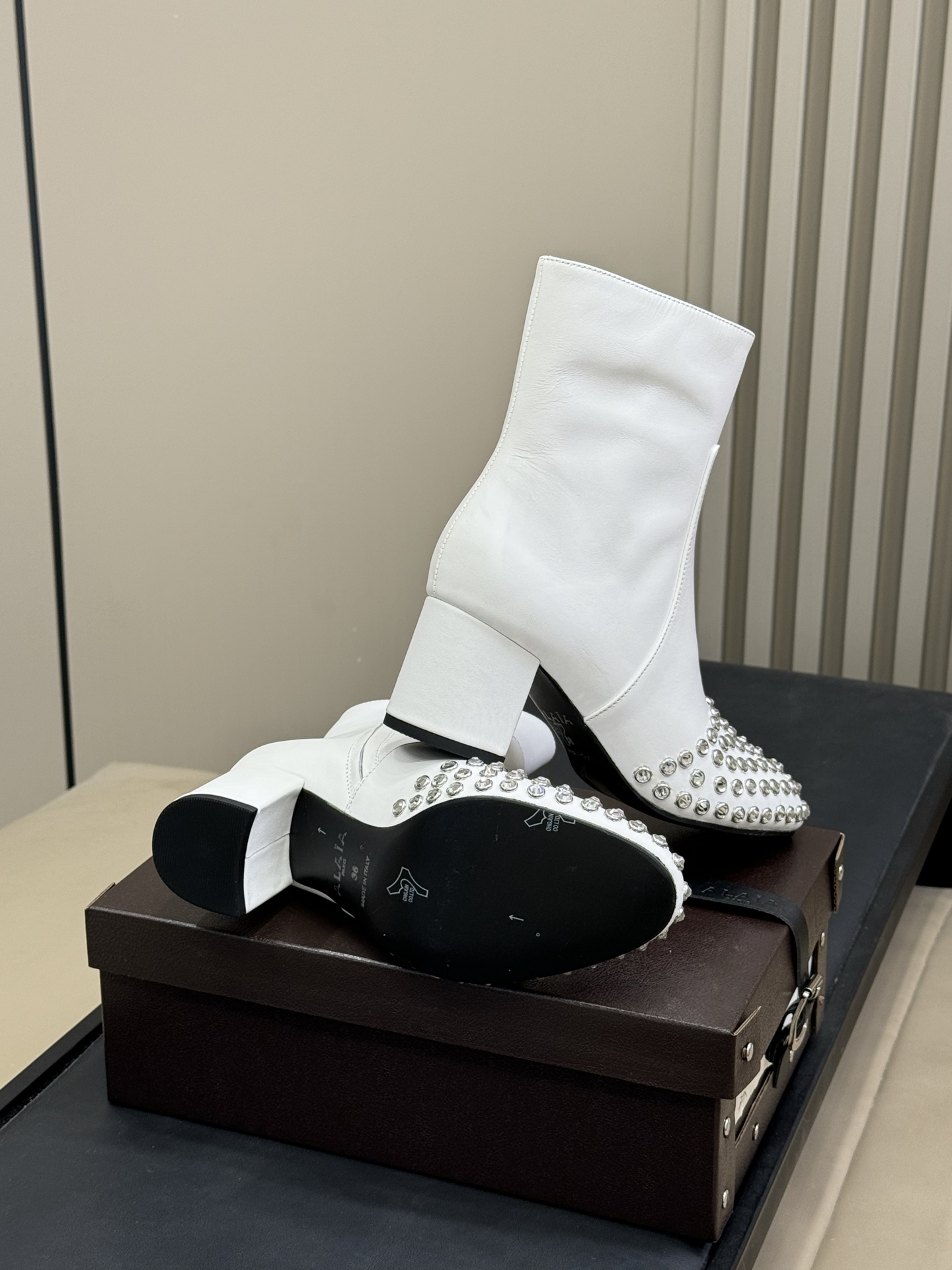 
alaia 水晶踝靴新品
25秋冬 做个blingbling的女孩纸啊
这也太闪耀🪩啦，而且粗跟也很稳