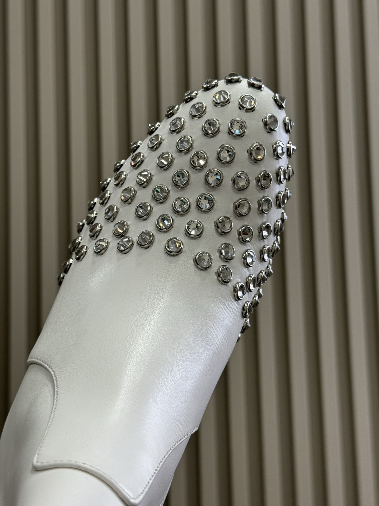 
alaia 水晶踝靴新品
25秋冬 做个blingbling的女孩纸啊
这也太闪耀🪩啦，而且粗跟也很稳