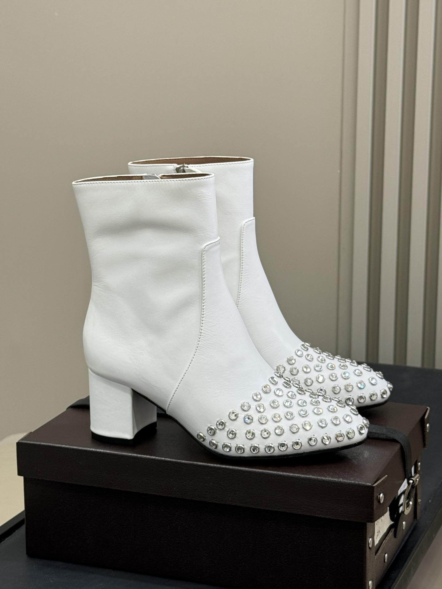 
alaia 水晶踝靴新品
25秋冬 做个blingbling的女孩纸啊
这也太闪耀🪩啦，而且粗跟也很稳