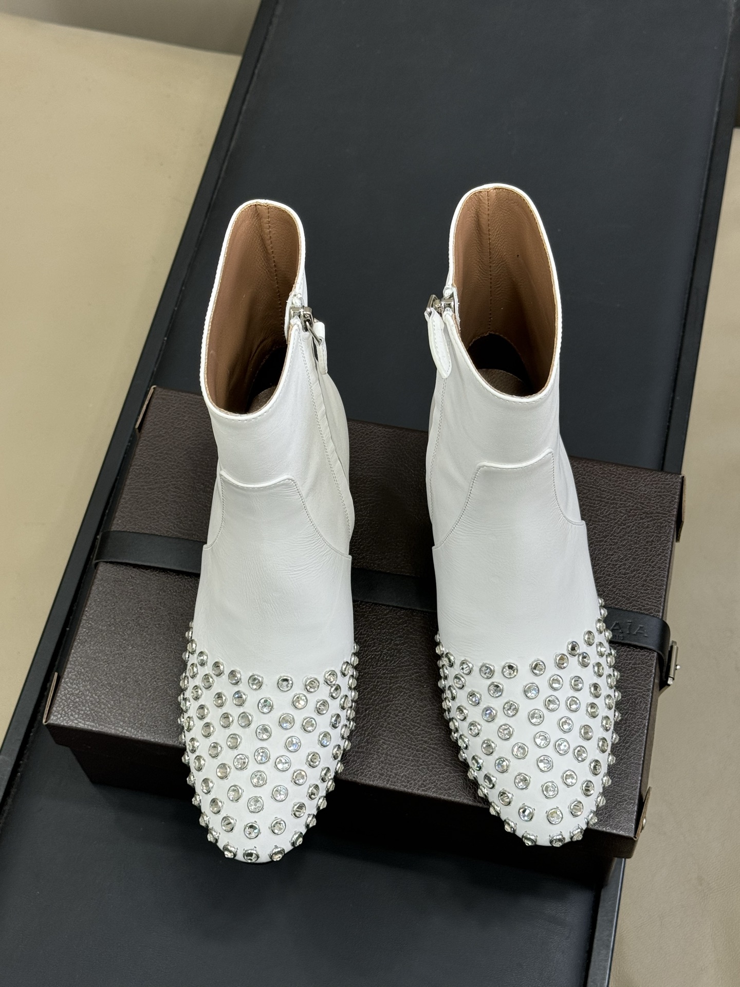 
alaia 水晶踝靴新品
25秋冬 做个blingbling的女孩纸啊
这也太闪耀🪩啦，而且粗跟也很稳