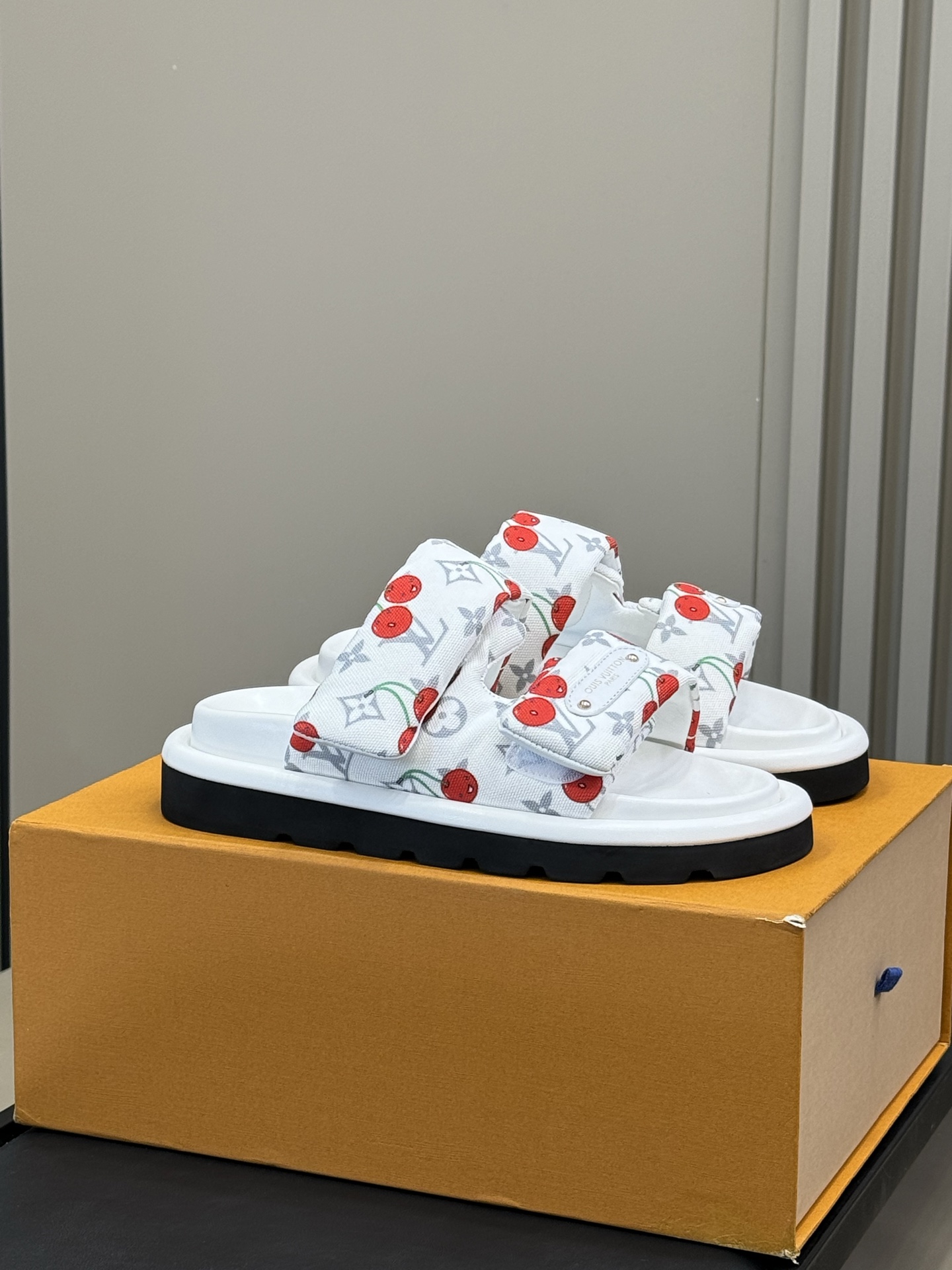 NO:819821,Men's 10 LV good-looking shoes LV19860909男款10 LV 好看的鞋 LV X TM Pool Plllow ~ 很适合夏天哦～俏皮可爱的 关键脚感超级轻盈,舒适好看 size 35-44,拖鞋,louis vuitton,slippers,Women's Shoes
