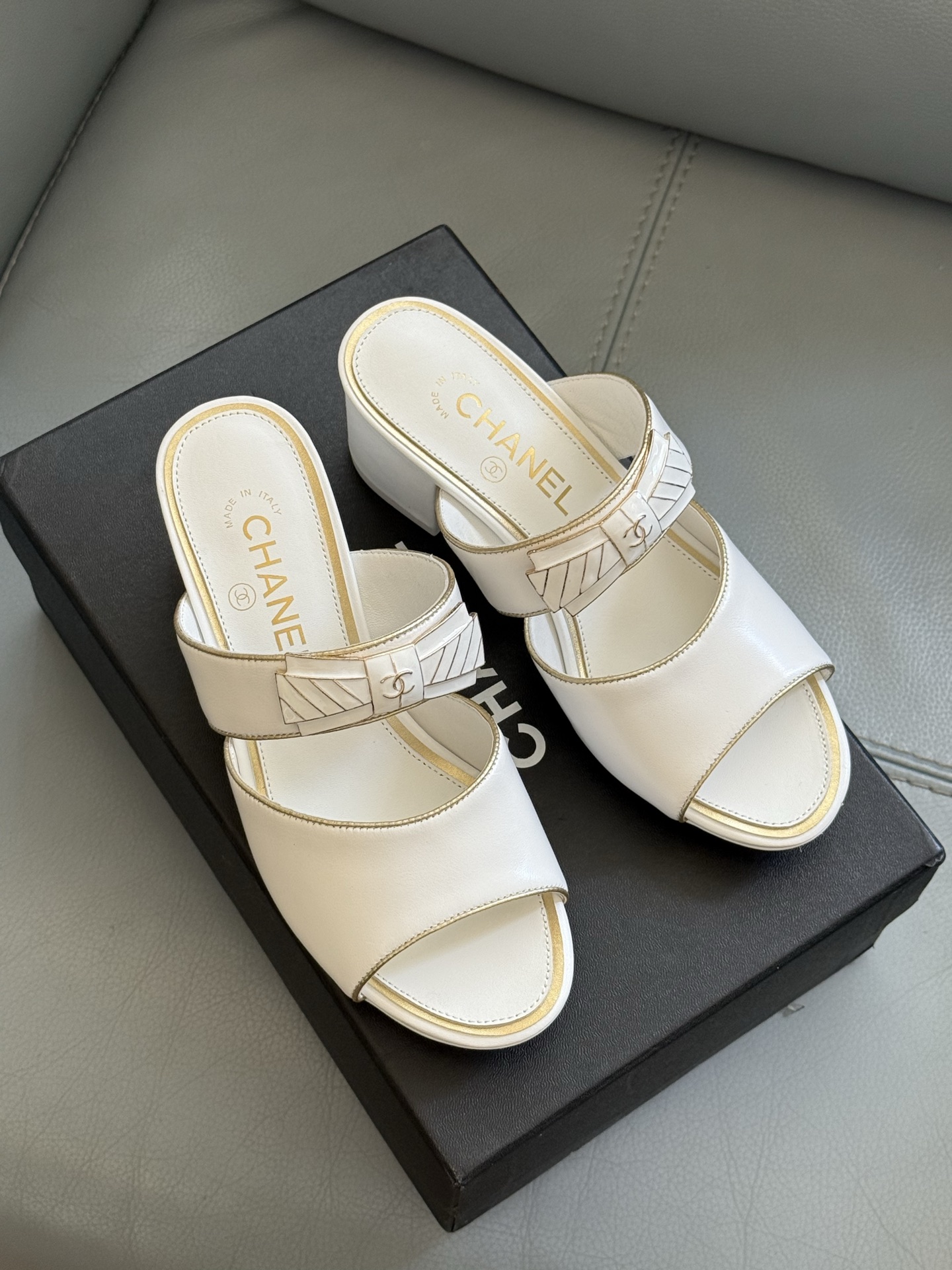 
chanel 25a new arrival～
小香25早秋手工坊系列
小粗跟拖鞋，脚感真的是无敌呀！