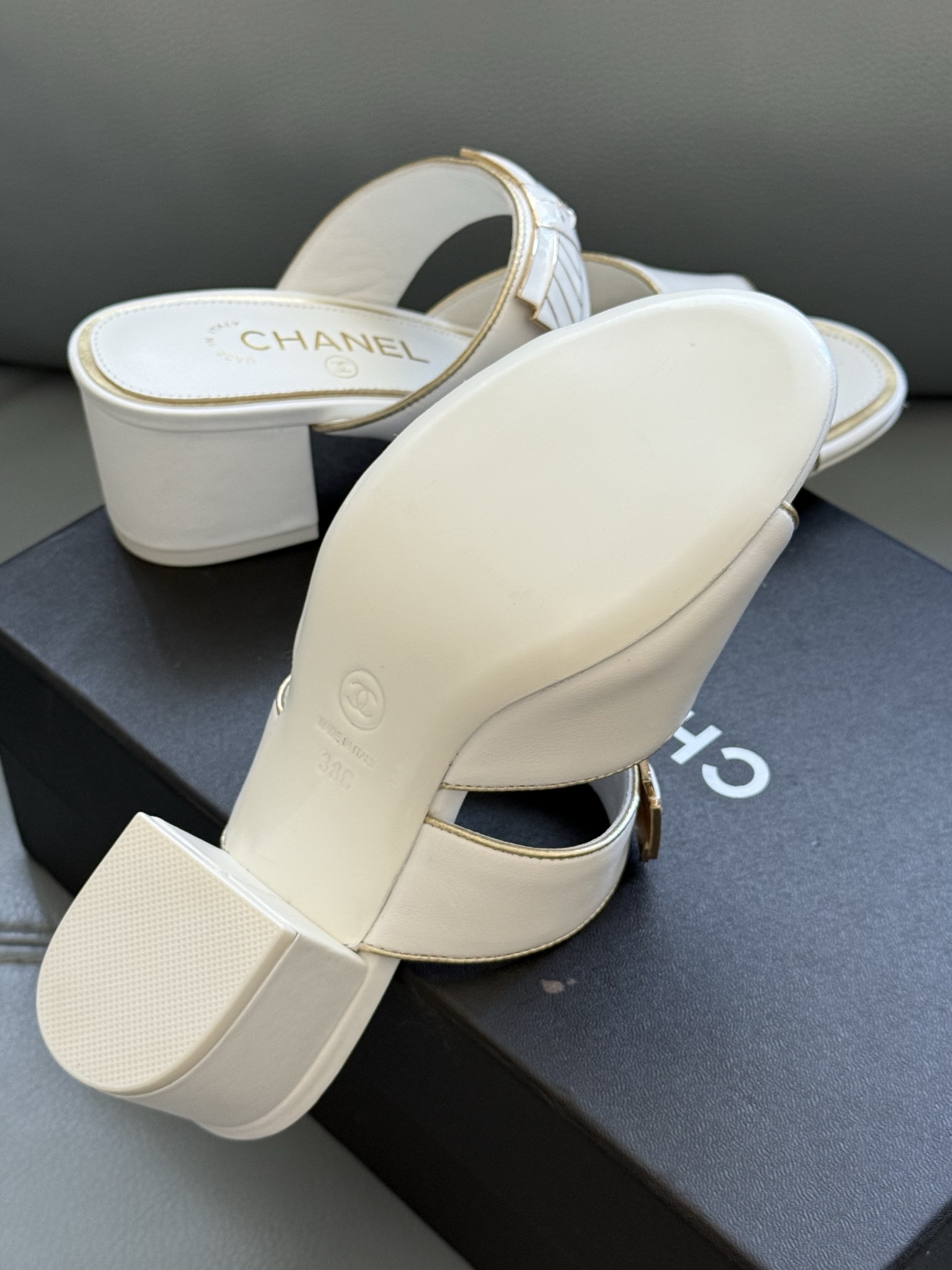 
chanel 25a new arrival～
小香25早秋手工坊系列
小粗跟拖鞋，脚感真的是无敌呀！