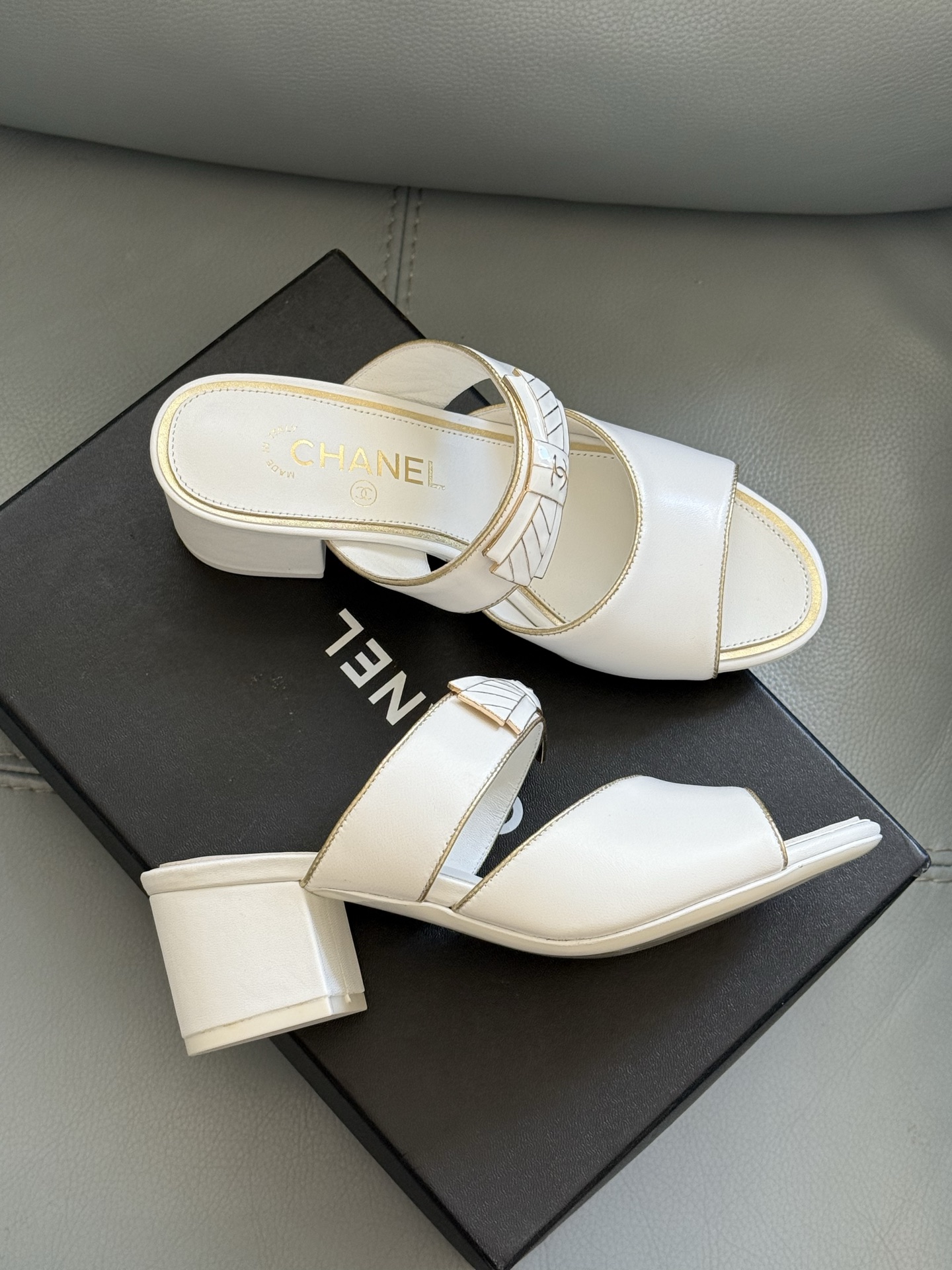 
chanel 25a new arrival～
小香25早秋手工坊系列
小粗跟拖鞋，脚感真的是无敌呀！