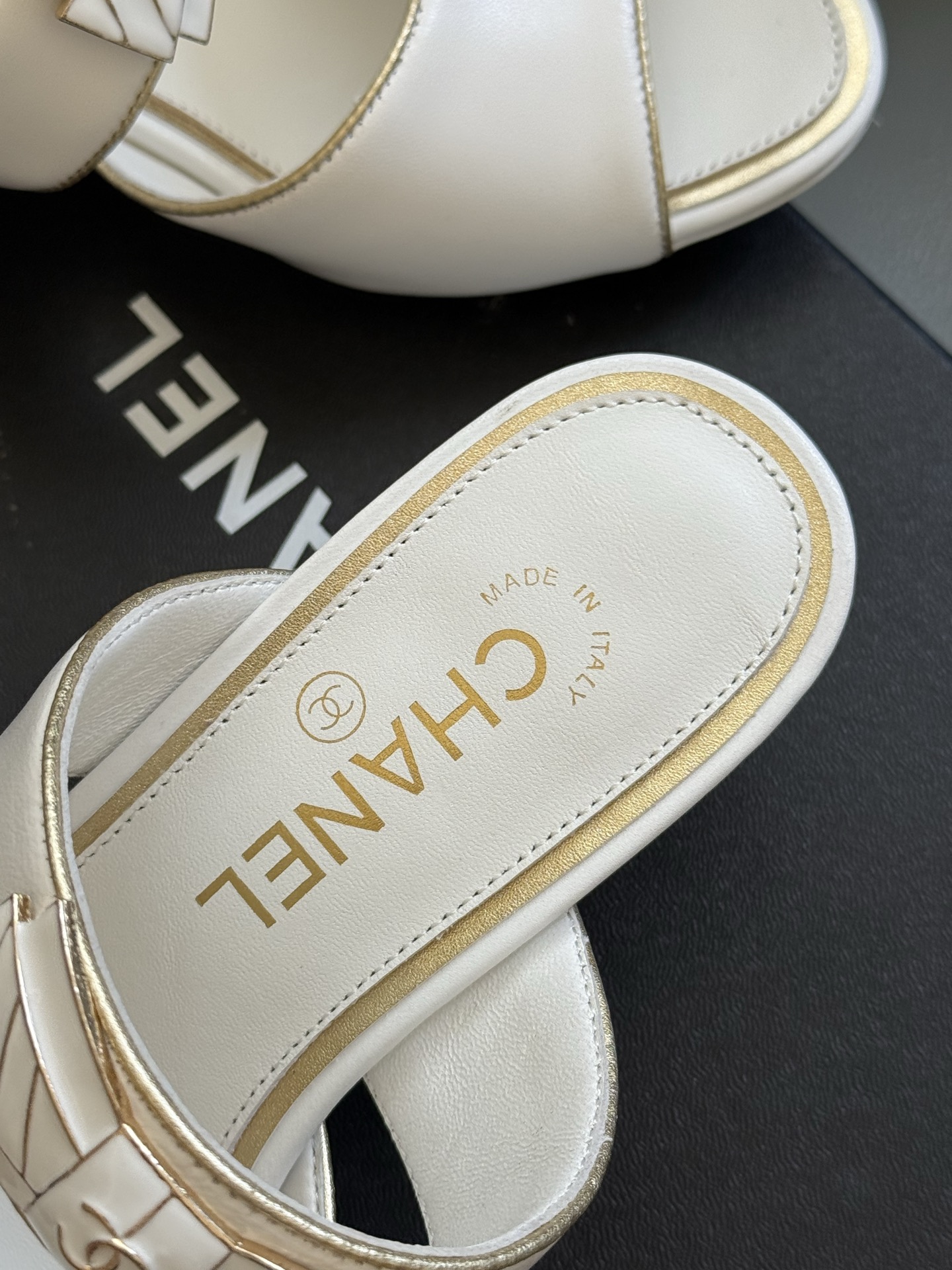 
chanel 25a new arrival～
小香25早秋手工坊系列
小粗跟拖鞋，脚感真的是无敌呀！