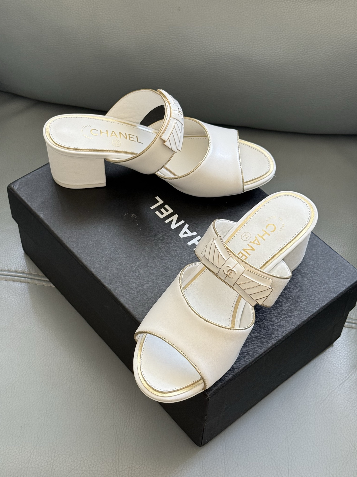 
chanel 25a new arrival～
小香25早秋手工坊系列
小粗跟拖鞋，脚感真的是无敌呀！