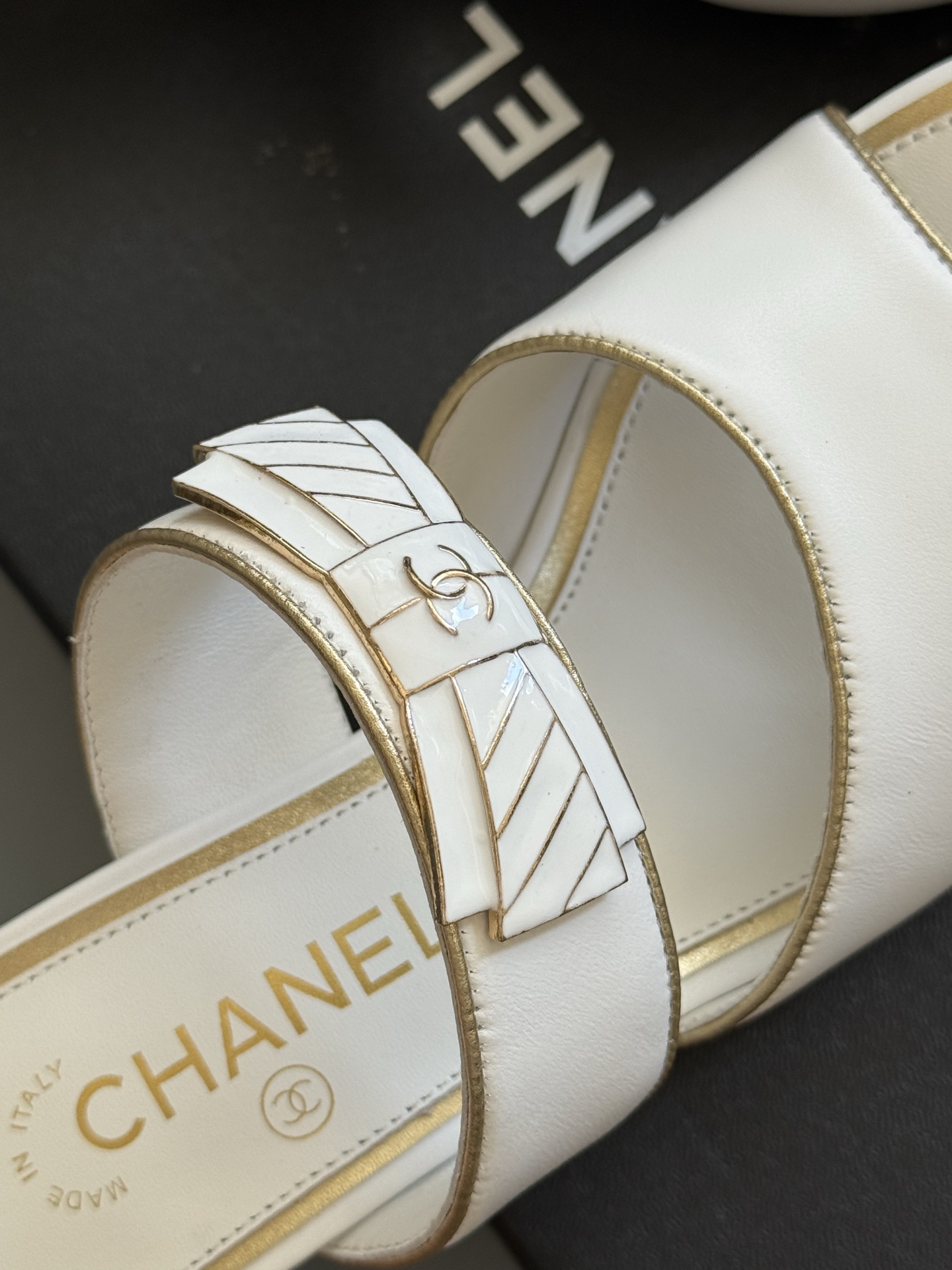 
chanel 25a new arrival～
小香25早秋手工坊系列
小粗跟拖鞋，脚感真的是无敌呀！