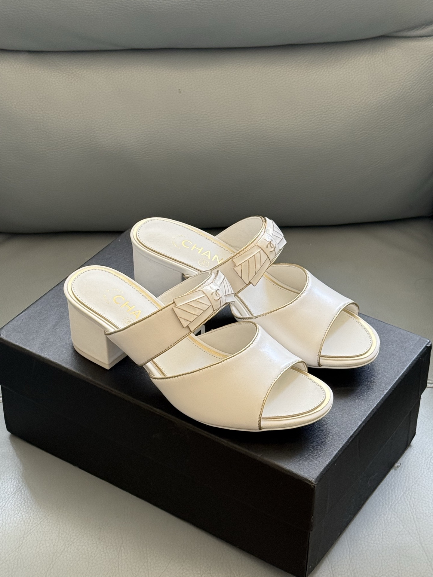 
chanel 25a new arrival～
小香25早秋手工坊系列
小粗跟拖鞋，脚感真的是无敌呀！