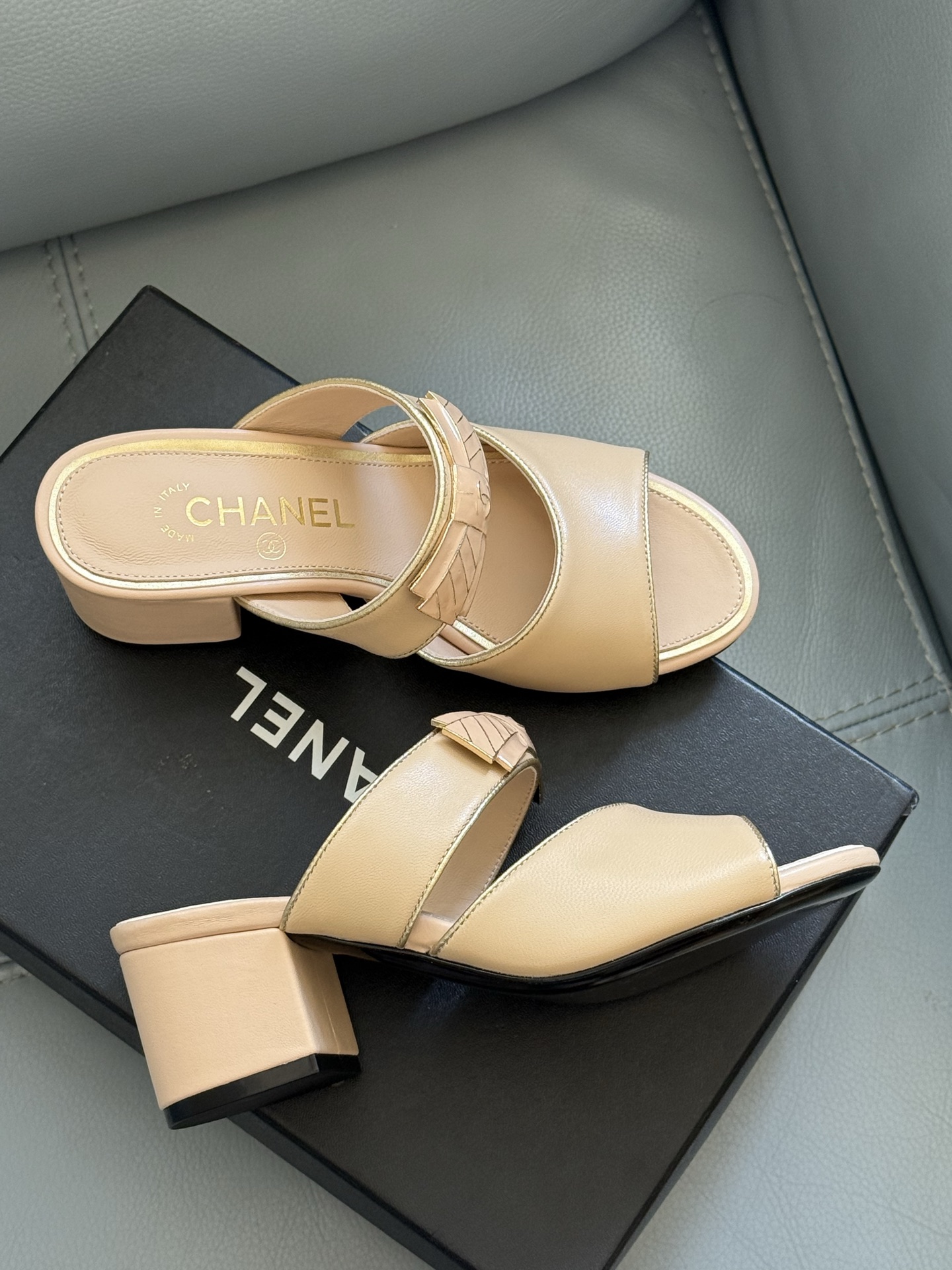 
chanel 25a new arrival～
小香25早秋手工坊系列
小粗跟拖鞋，脚感真的是无敌呀！