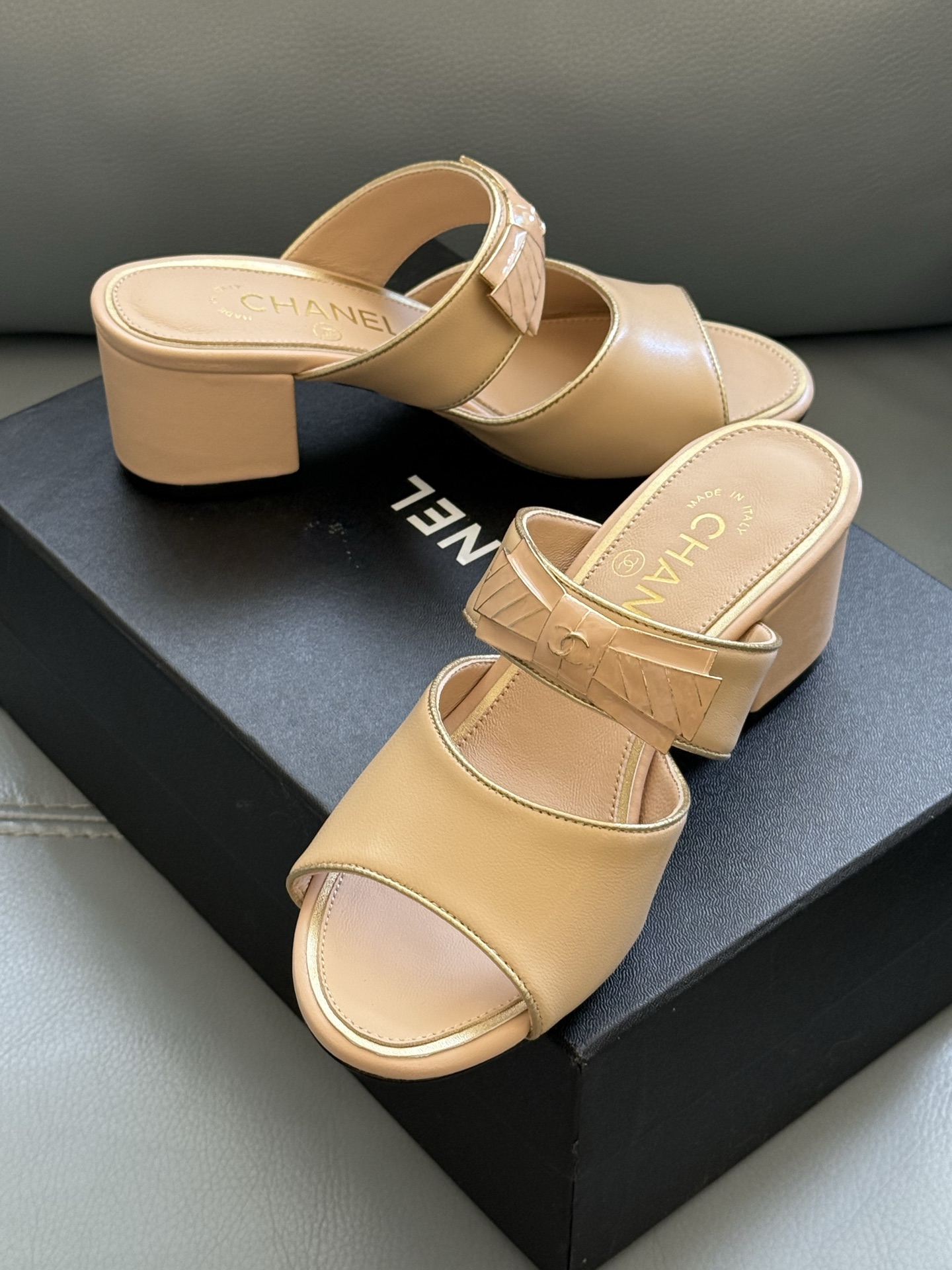 
chanel 25a new arrival～
小香25早秋手工坊系列
小粗跟拖鞋，脚感真的是无敌呀！