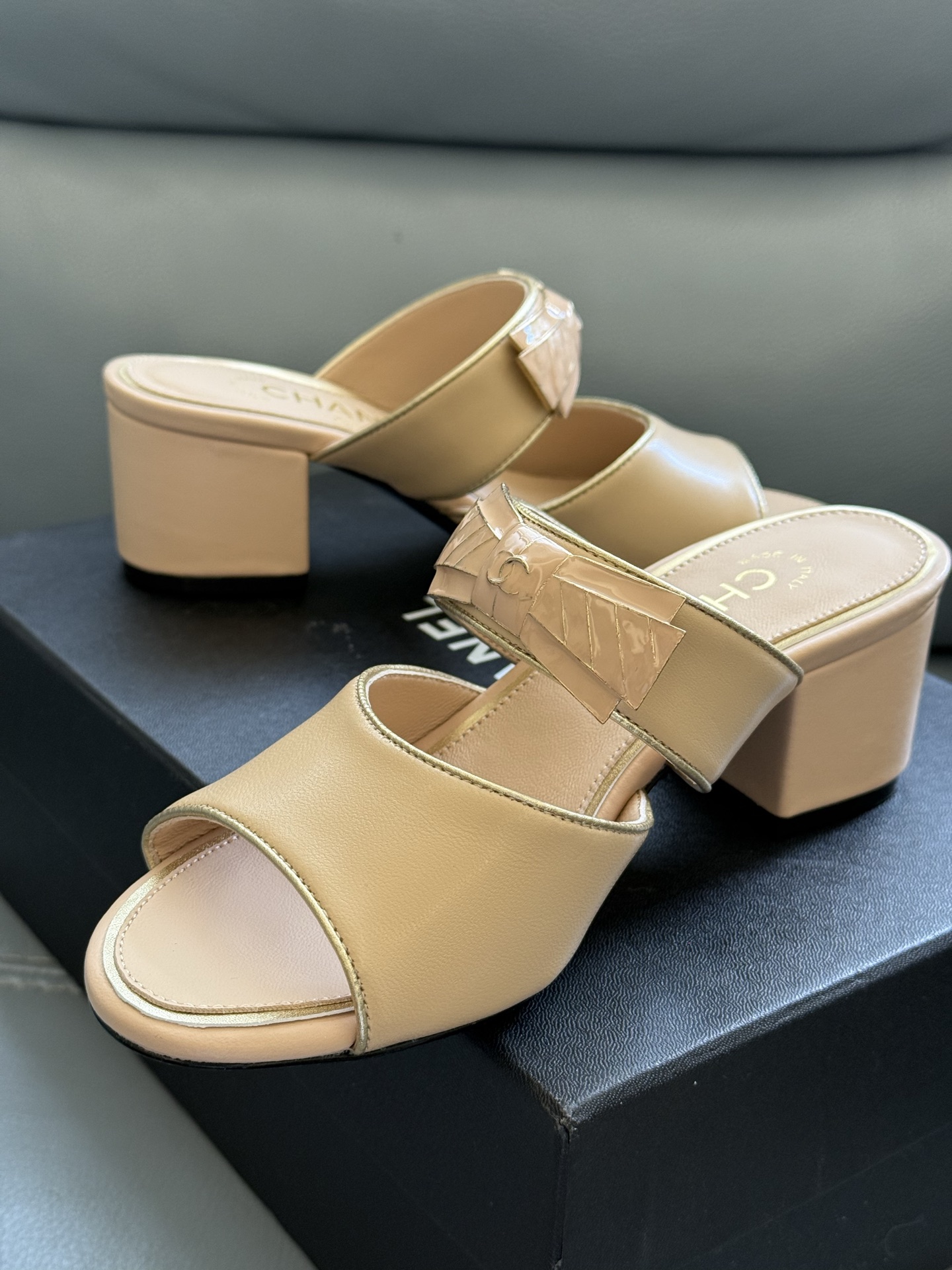 
chanel 25a new arrival～
小香25早秋手工坊系列
小粗跟拖鞋，脚感真的是无敌呀！