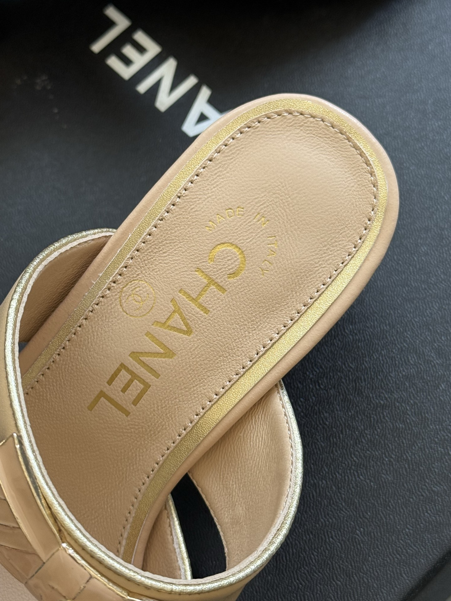 
chanel 25a new arrival～
小香25早秋手工坊系列
小粗跟拖鞋，脚感真的是无敌呀！