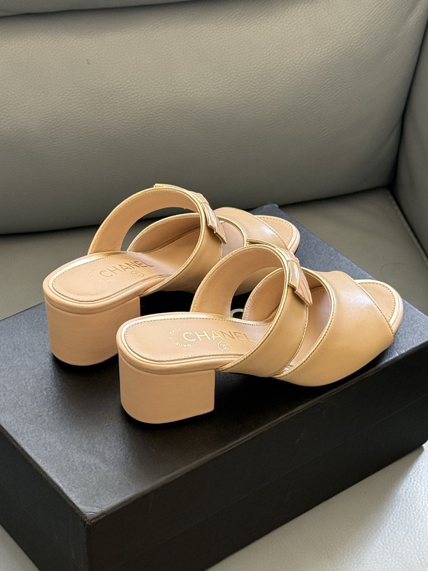 
chanel 25a new arrival～
小香25早秋手工坊系列
小粗跟拖鞋，脚感真的是无敌呀！