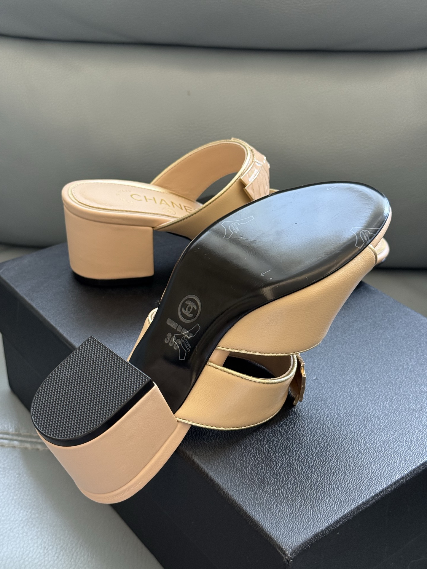 
chanel 25a new arrival～
小香25早秋手工坊系列
小粗跟拖鞋，脚感真的是无敌呀！