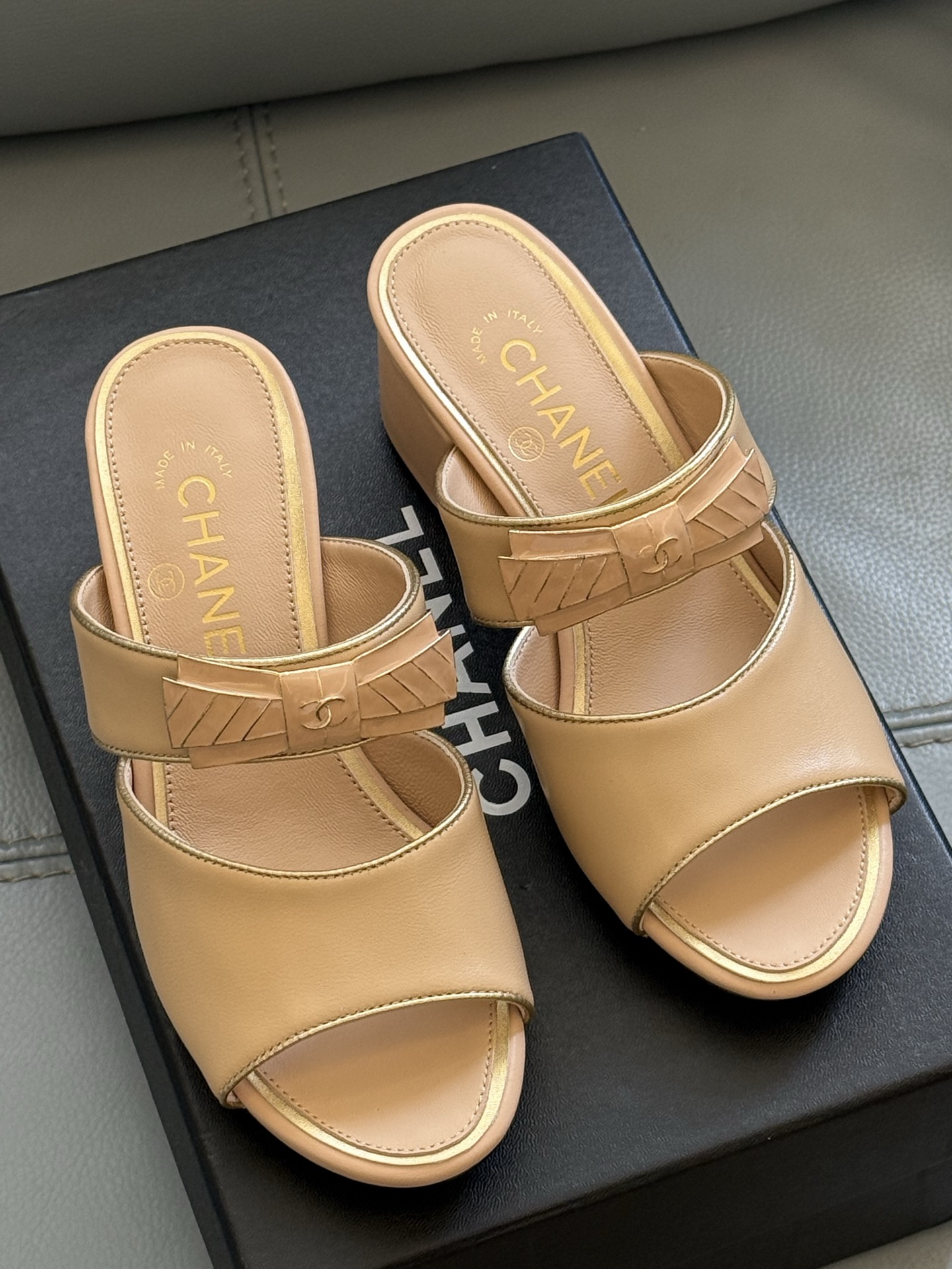 
chanel 25a new arrival～
小香25早秋手工坊系列
小粗跟拖鞋，脚感真的是无敌呀！