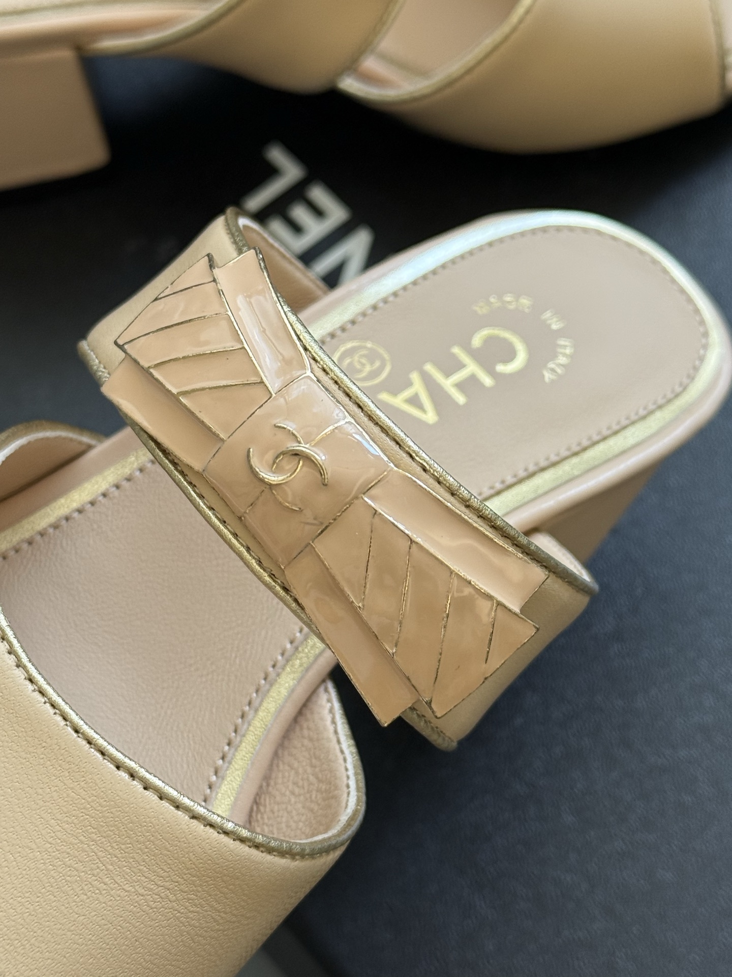 
chanel 25a new arrival～
小香25早秋手工坊系列
小粗跟拖鞋，脚感真的是无敌呀！