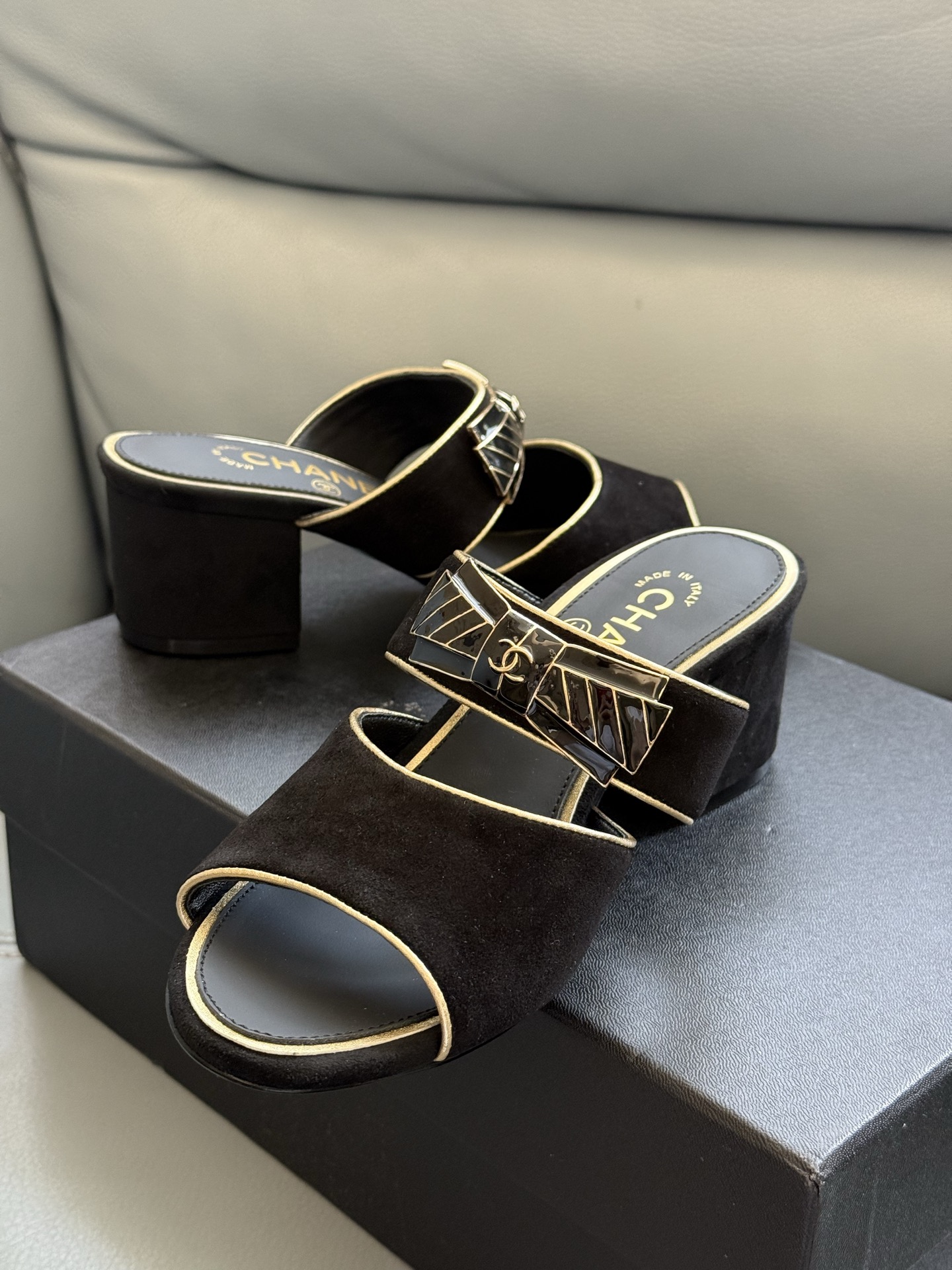 
chanel 25a new arrival～
小香25早秋手工坊系列
小粗跟拖鞋，脚感真的是无敌呀！