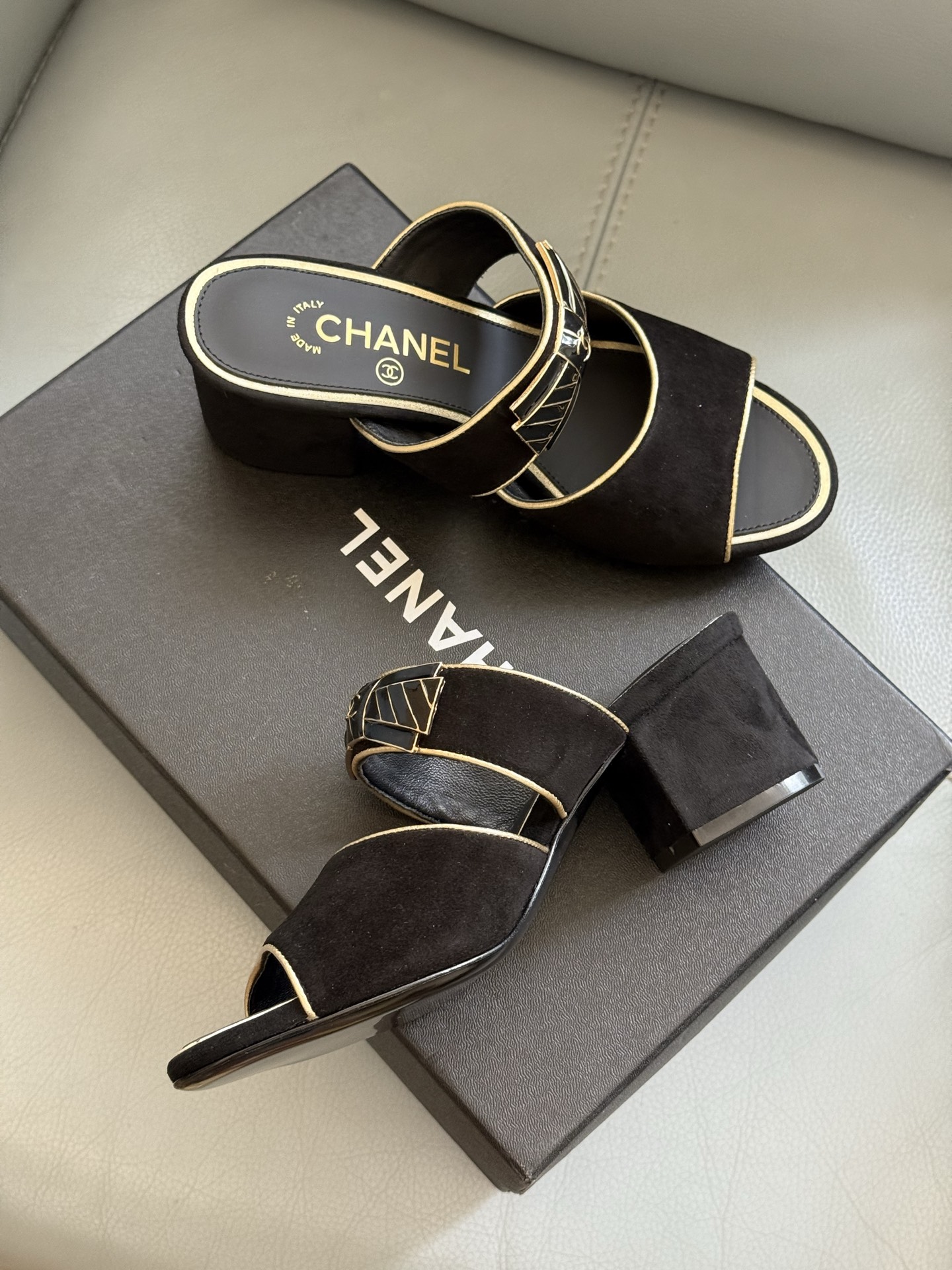 
chanel 25a new arrival～
小香25早秋手工坊系列
小粗跟拖鞋，脚感真的是无敌呀！
