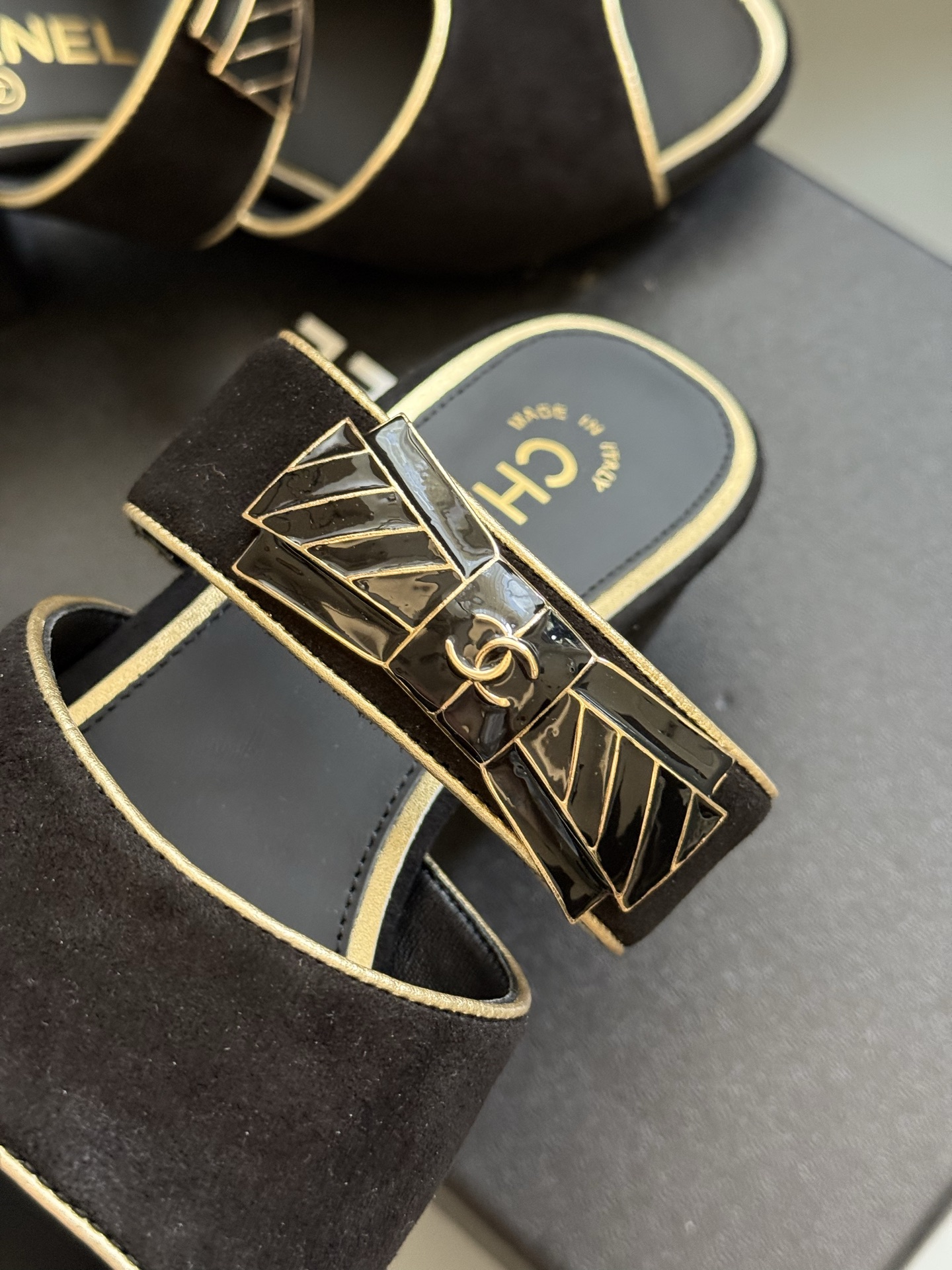 
chanel 25a new arrival～
小香25早秋手工坊系列
小粗跟拖鞋，脚感真的是无敌呀！