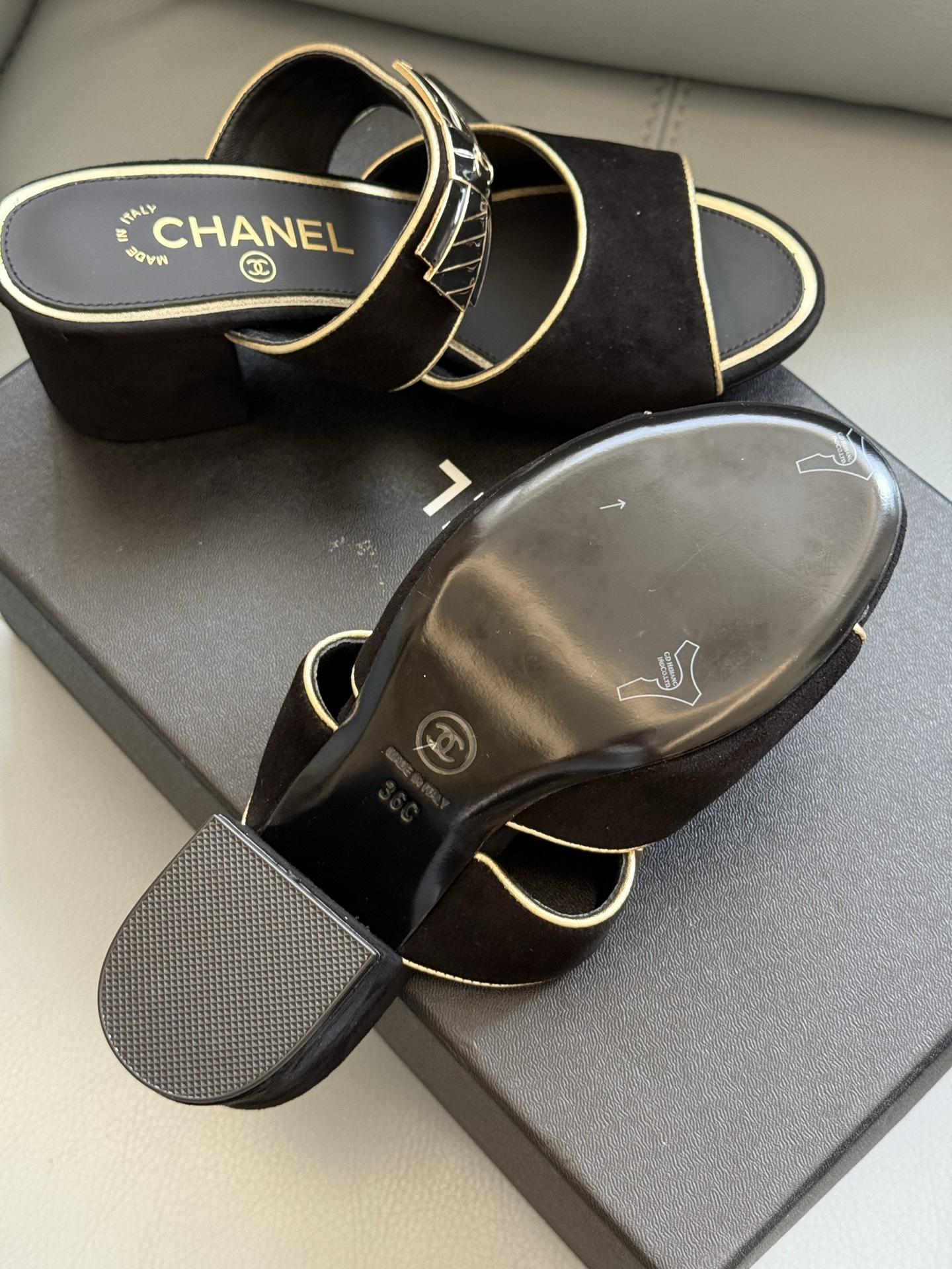 
chanel 25a new arrival～
小香25早秋手工坊系列
小粗跟拖鞋，脚感真的是无敌呀！