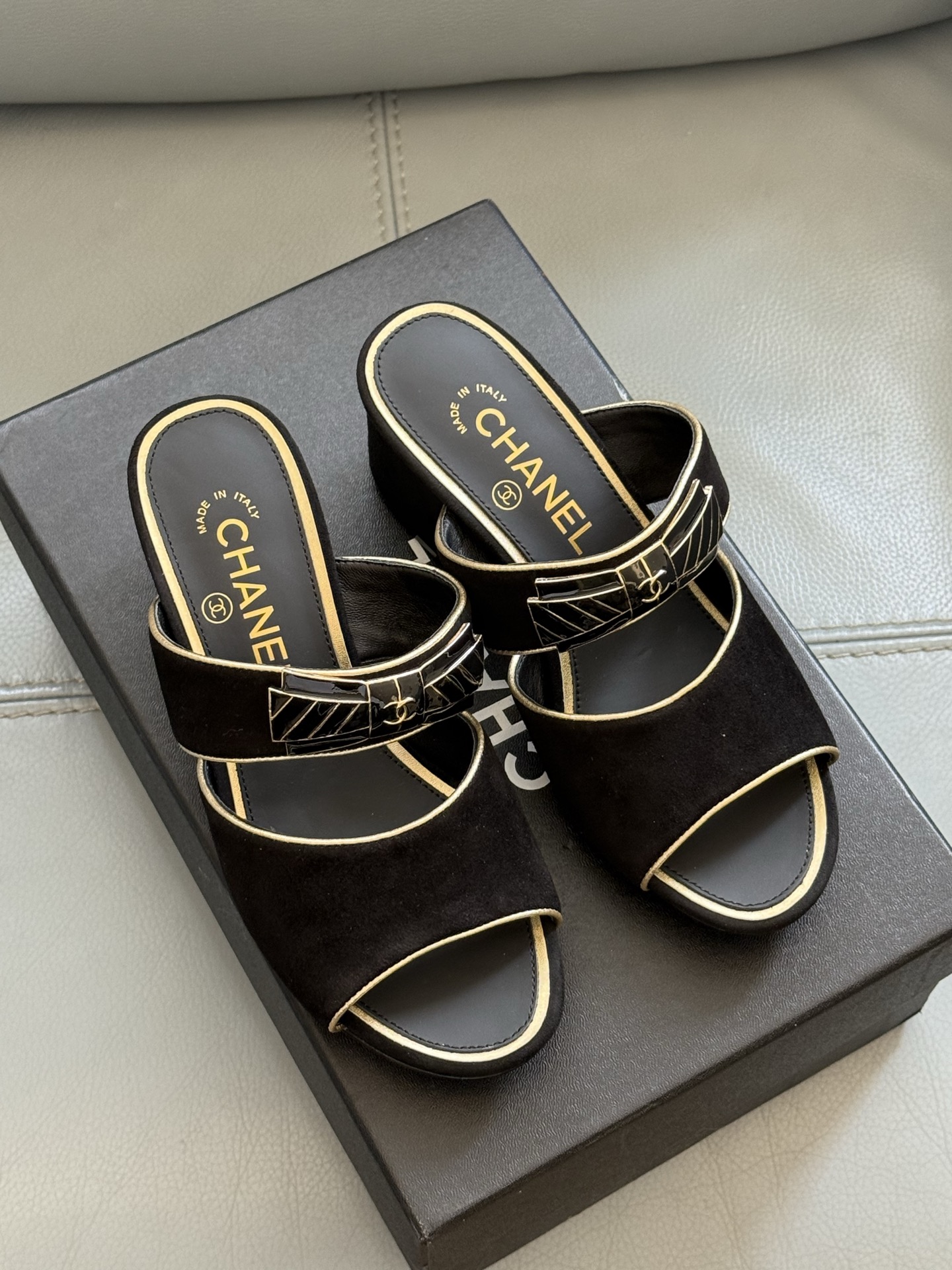 
chanel 25a new arrival～
小香25早秋手工坊系列
小粗跟拖鞋，脚感真的是无敌呀！