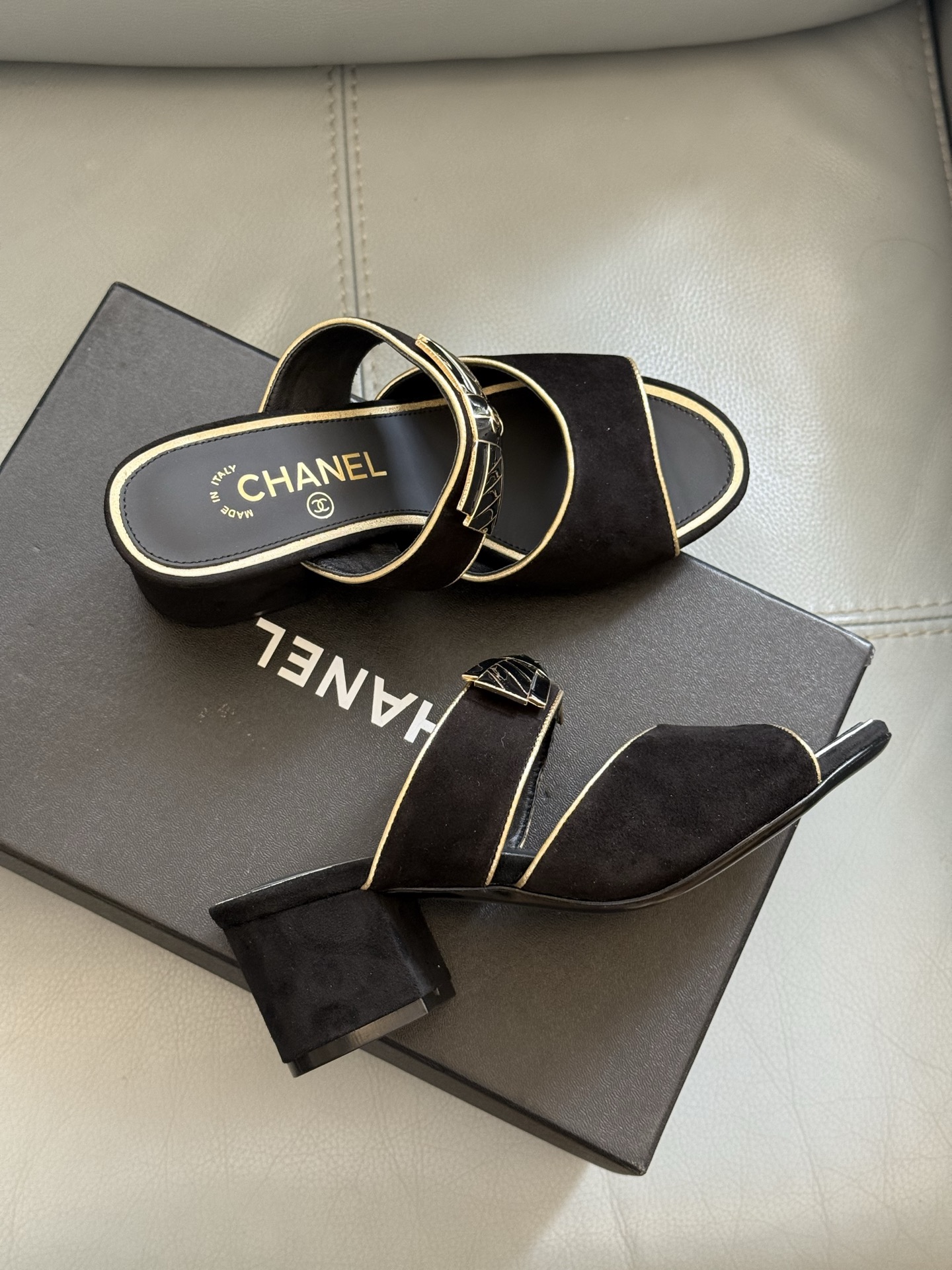 
chanel 25a new arrival～
小香25早秋手工坊系列
小粗跟拖鞋，脚感真的是无敌呀！