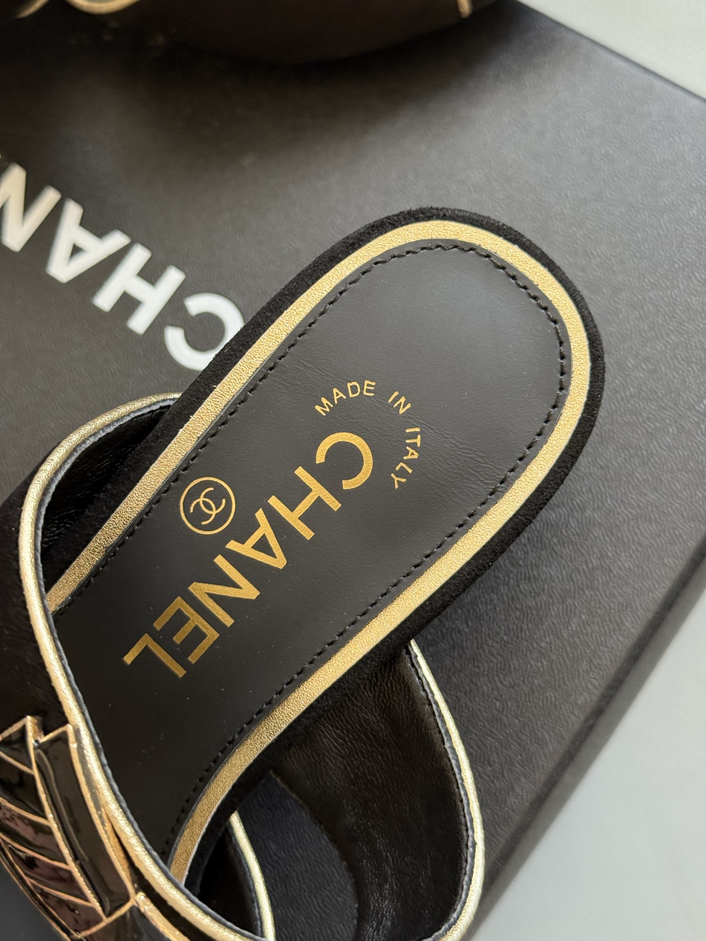 
chanel 25a new arrival～
小香25早秋手工坊系列
小粗跟拖鞋，脚感真的是无敌呀！