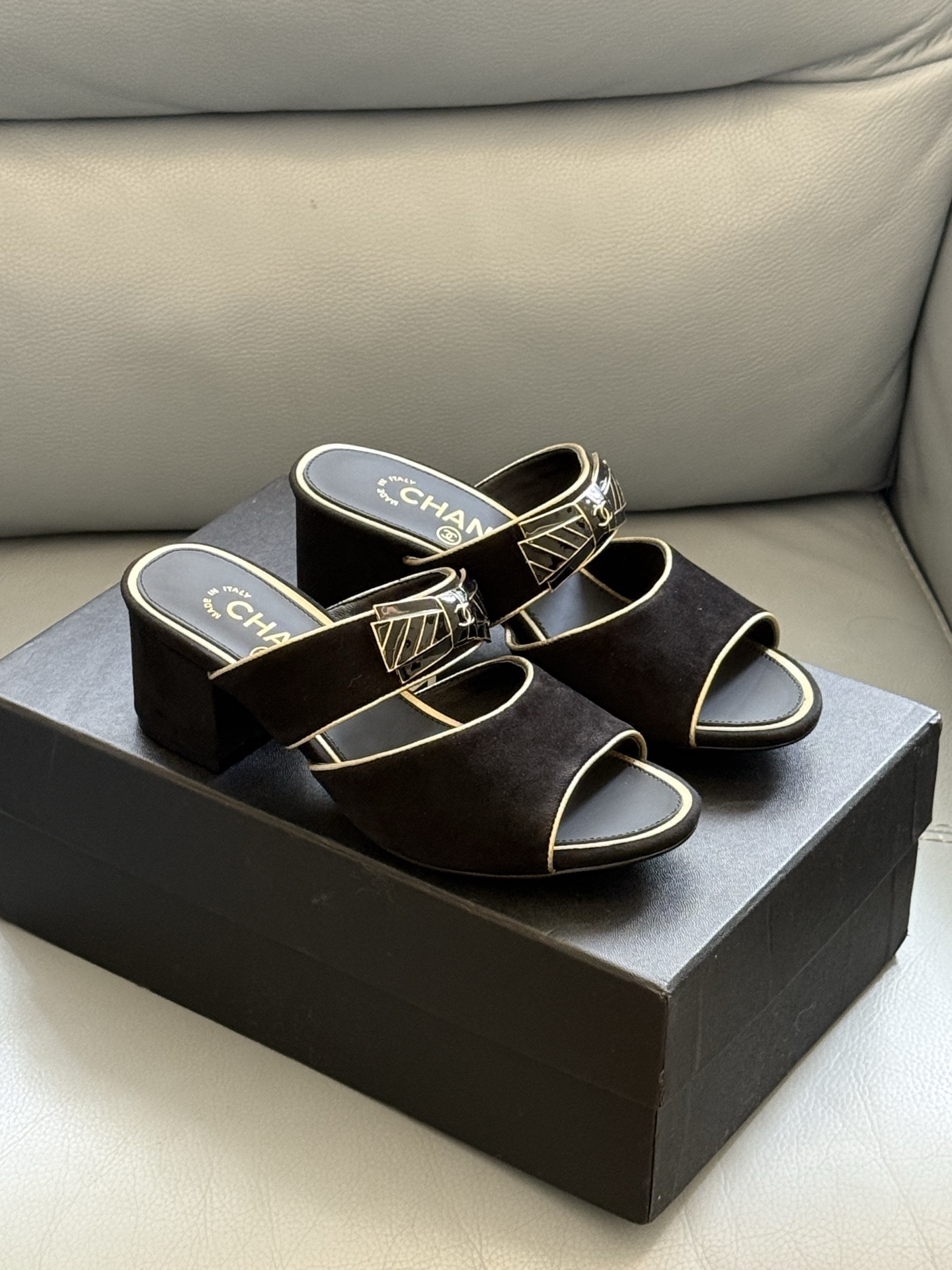 
chanel 25a new arrival～
小香25早秋手工坊系列
小粗跟拖鞋，脚感真的是无敌呀！