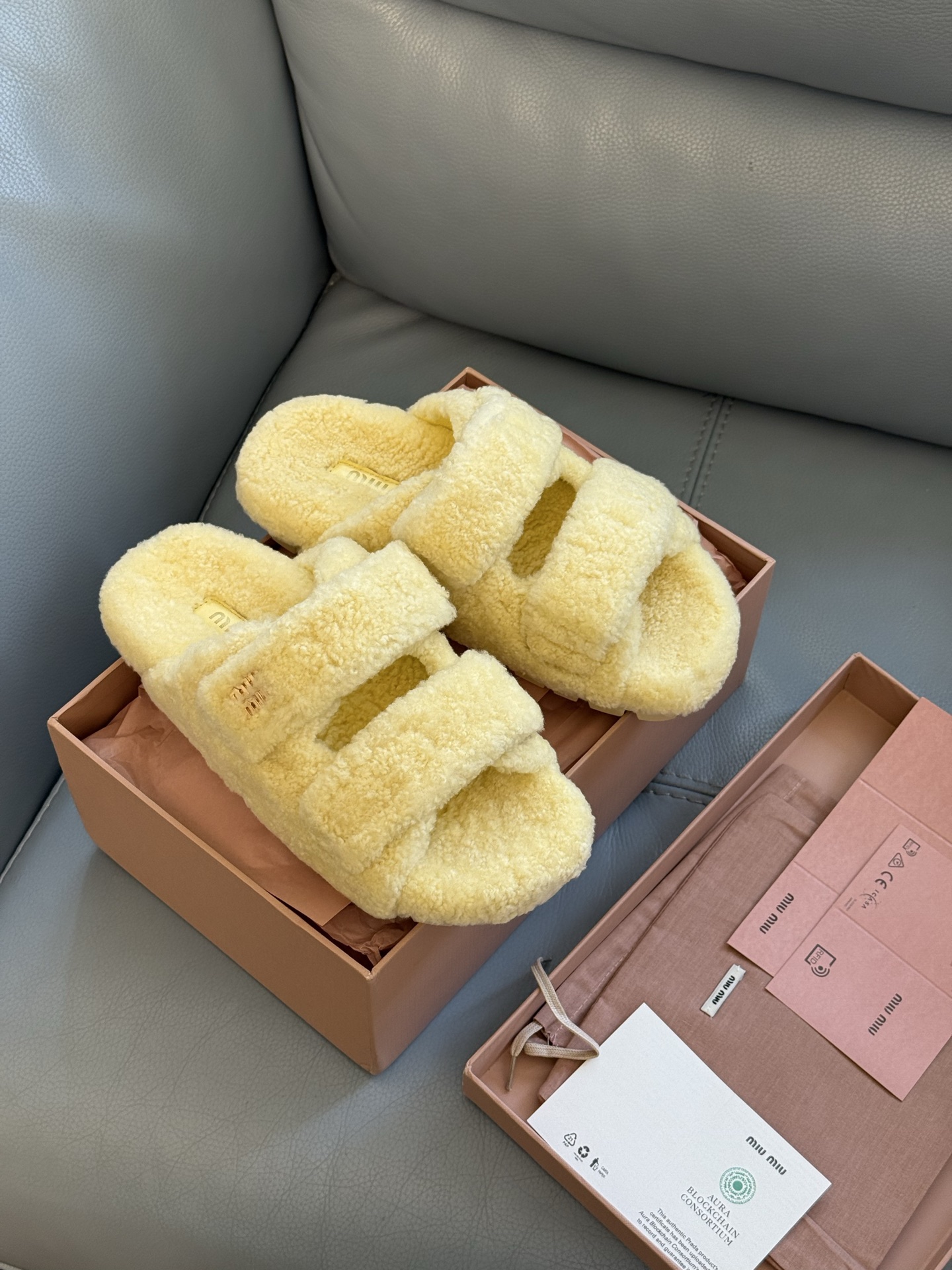NO:464950,Top quality with airplane box miumiu fw25 new arrival ~ ||New wool slippers in autumn and winter, buckle wool slippers, items that close eyes in autumn and winter, good to wear, warm and fashionable, and not picky about the feet. The fur is made of lamb wool material, real material size 35-41, fur slippers, miumiu, slippers19860909顶级品质 配飞机盒 miumiu fw25 new arrival～ ||秋冬新款羊毛拖鞋 搭扣款羊毛拖鞋,秋冬闭眼入的单品 好穿好看,保暖又洋气,且不挑脚型哦 皮毛一体羊羔毛材质,真才实料 size 35-41,毛毛鞋拖鞋,miumiu,slippers,Women's Shoes
